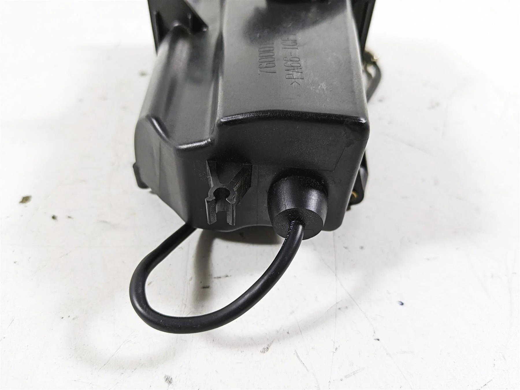 2015 Harley Touring FLHXS Street Glide Front Fairing Media Compartment 76000117 - Image 8