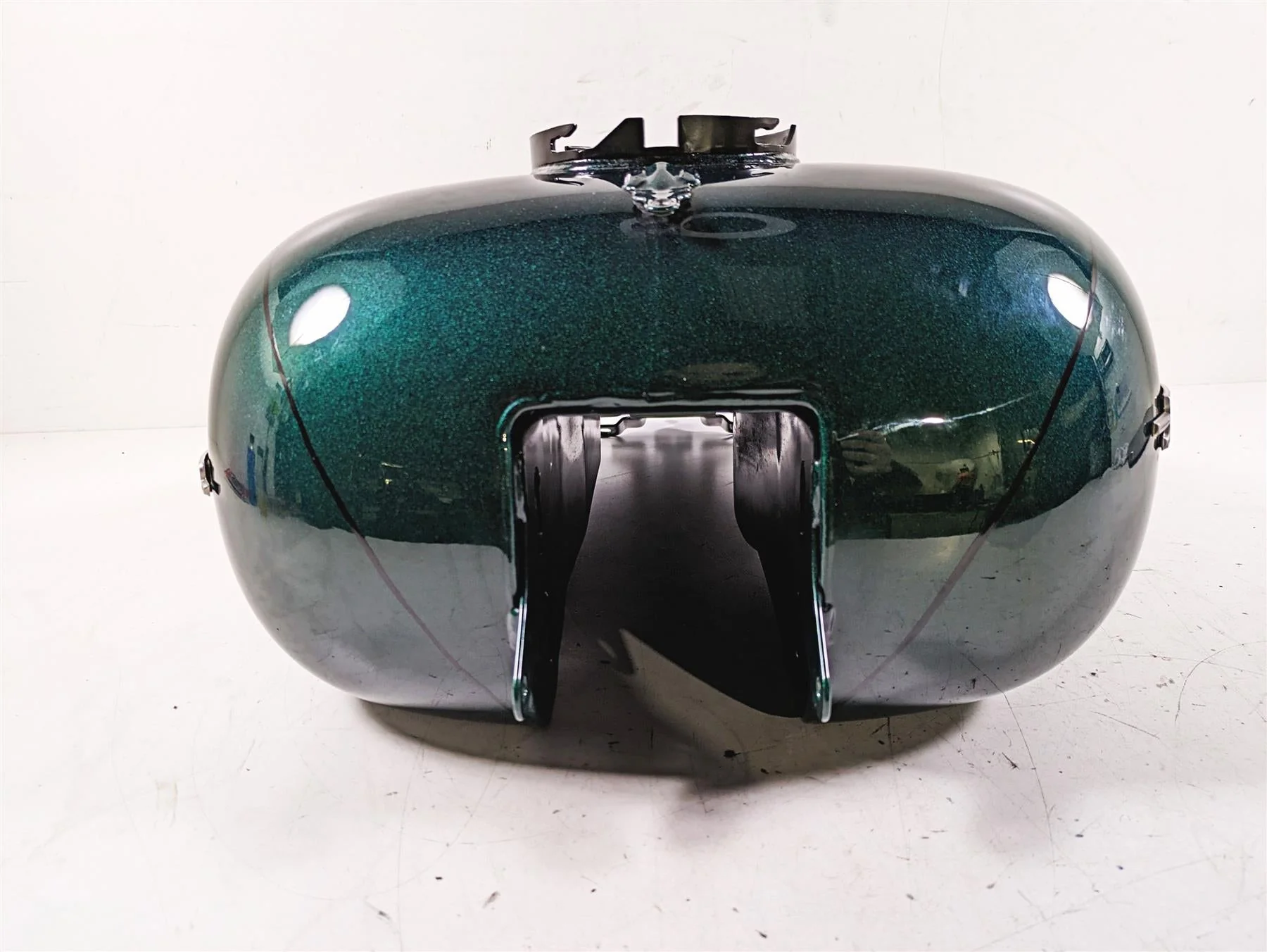 2015 Harley Touring FLHXS Street Glide Fuel Gas Petrol Tank - No Dent 61356-08 - Image 4
