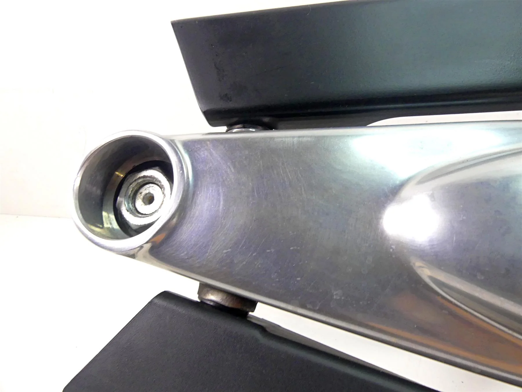 2015 Harley VRSCF Muscle V-Rod Swingarm Swing Arm & Guards 48606-07A 48604-07 - Image 3