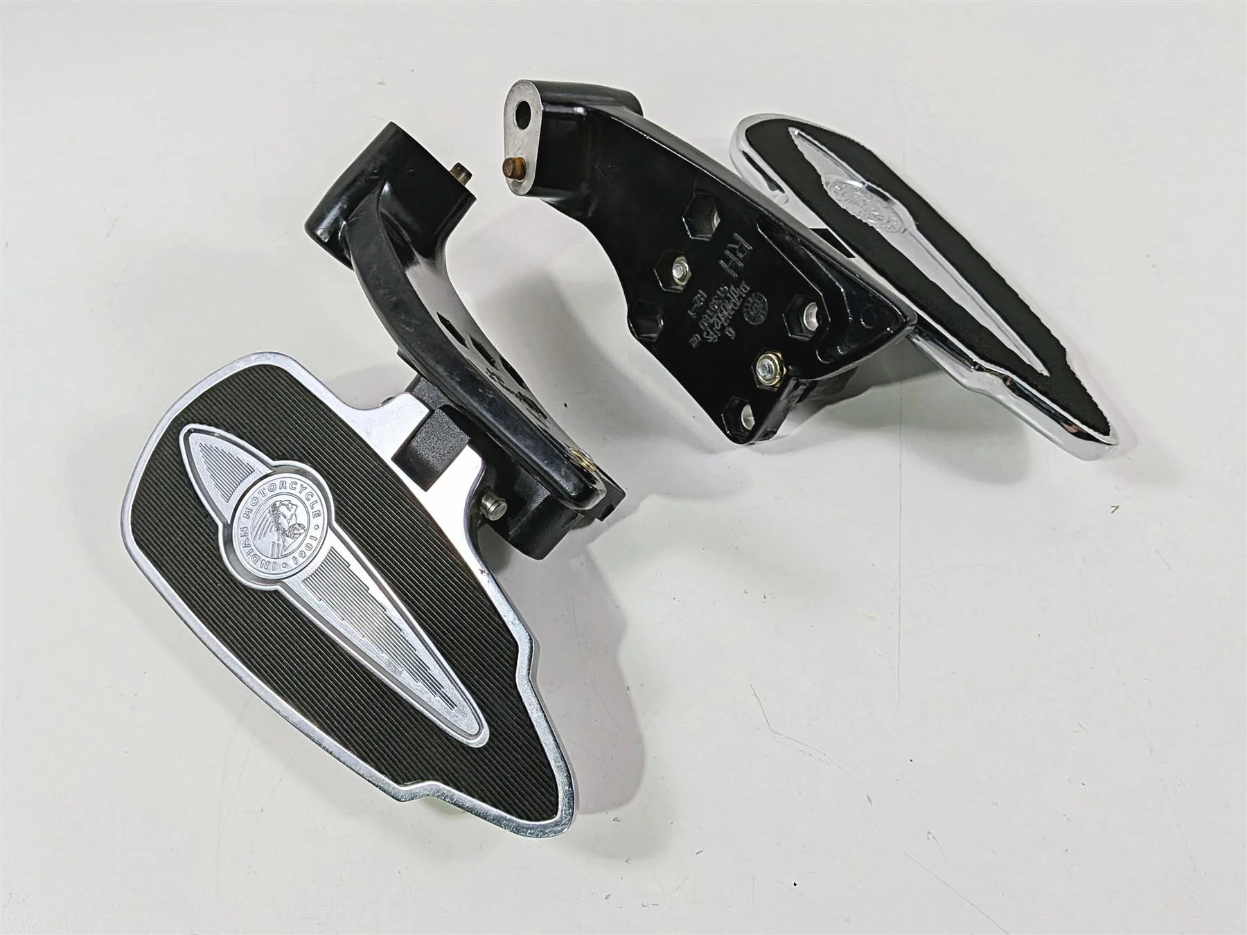 2015 Indian Chieftain Rear Passenger Floor Board & Mount Set 1020122 1020121 - Image 13