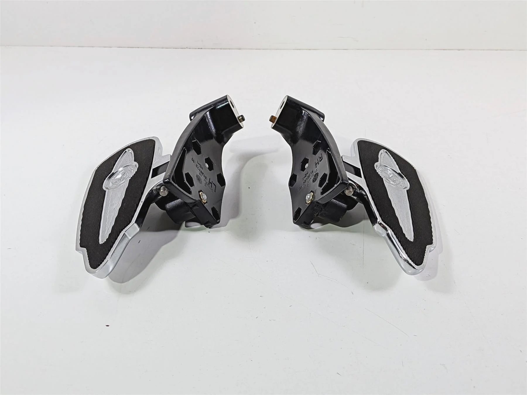 2015 Indian Chieftain Rear Passenger Floor Board & Mount Set 1020122 1020121 - Image 2