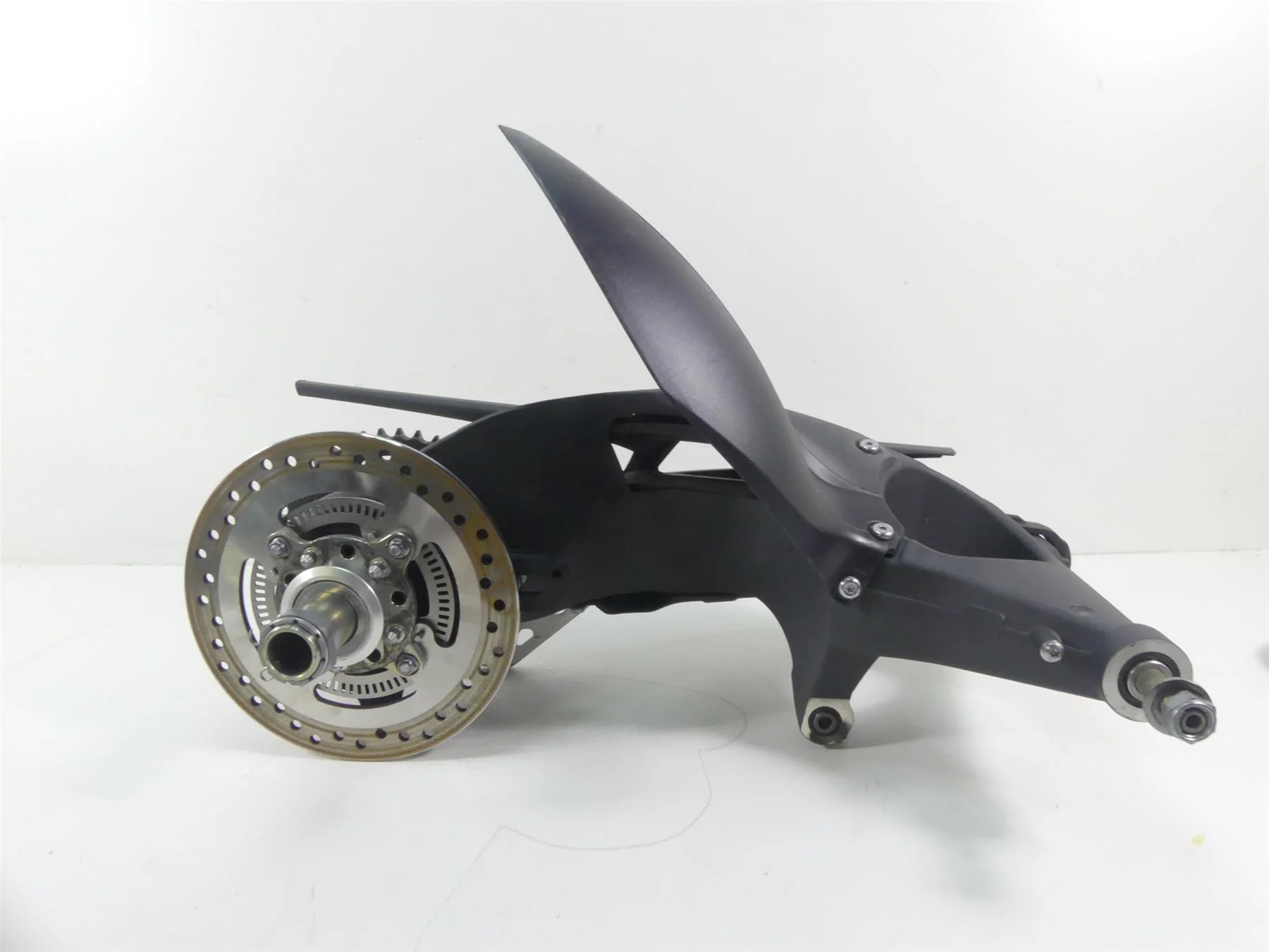 2015 Triumph 1050 Speed Triple R Rear Swingarm & Axle Set T2050897 T2012432 - Image 2