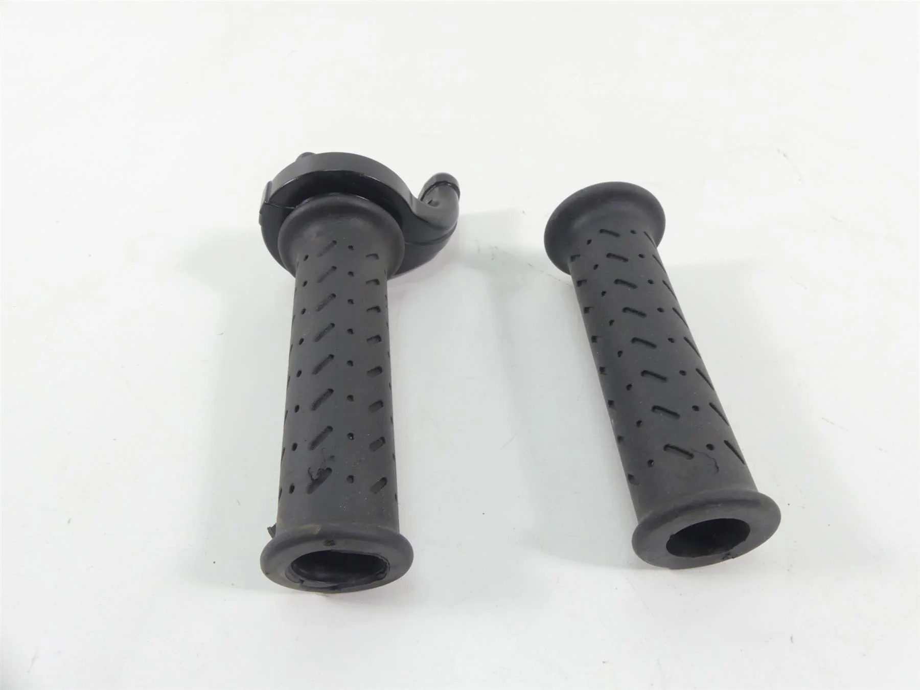 2015 Triumph 1050 Speed Triple R Throttle Hand Grip Set T2040252 - Image 5
