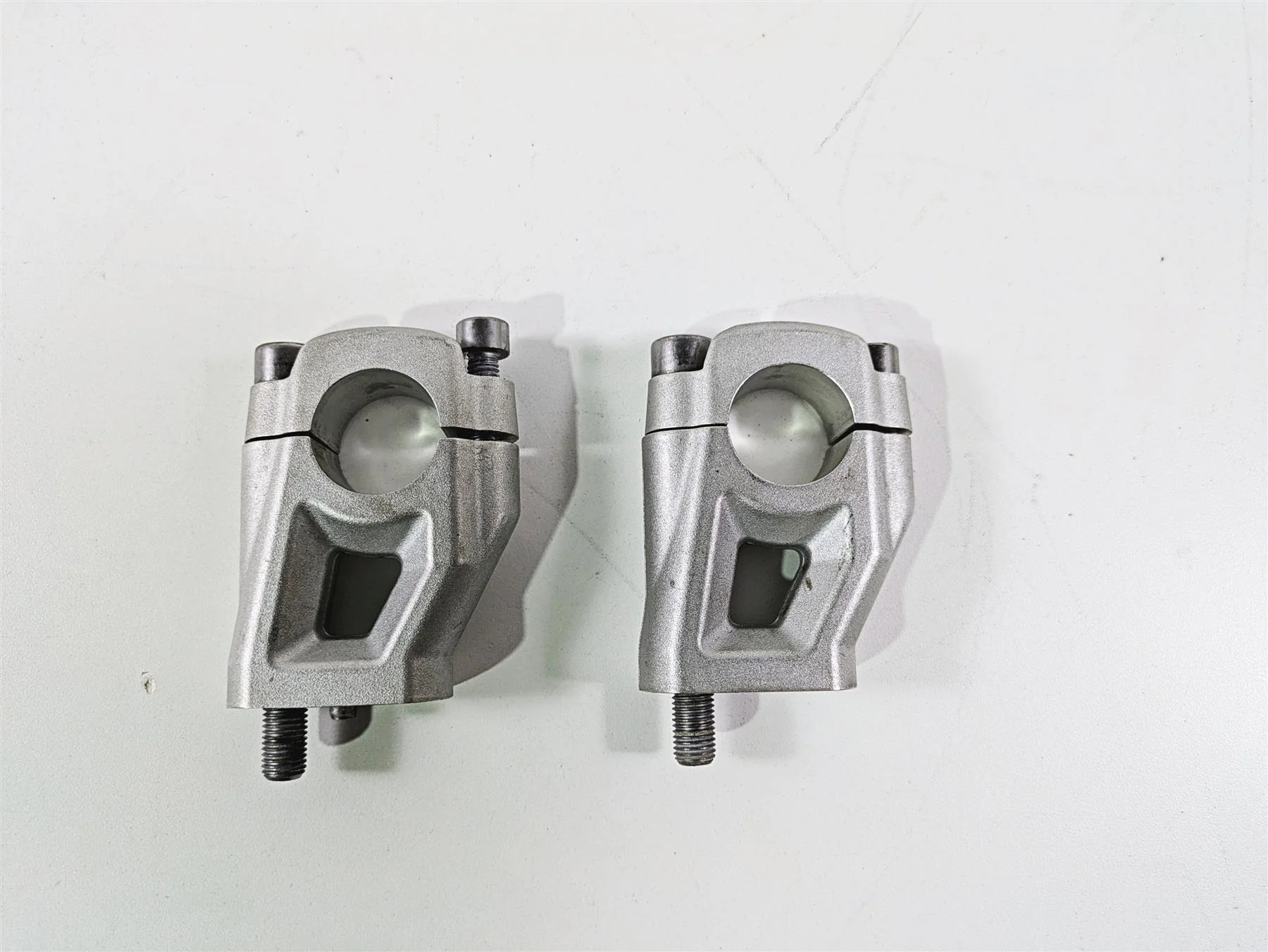 2015 Triumph Tiger Explorer XC Oem Handlebar Riser Holder Set T2040813 - Image 4
