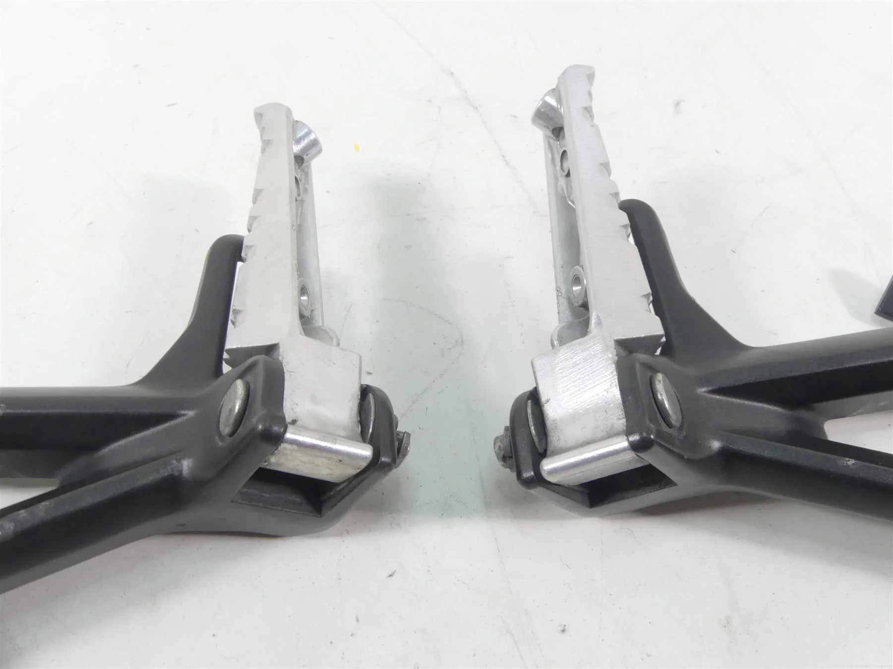 2015 Yamaha MT09 FZ09 Rear Passenger Foot Peg Footpeg Set 1RC-2742L-01-00 - Image 8