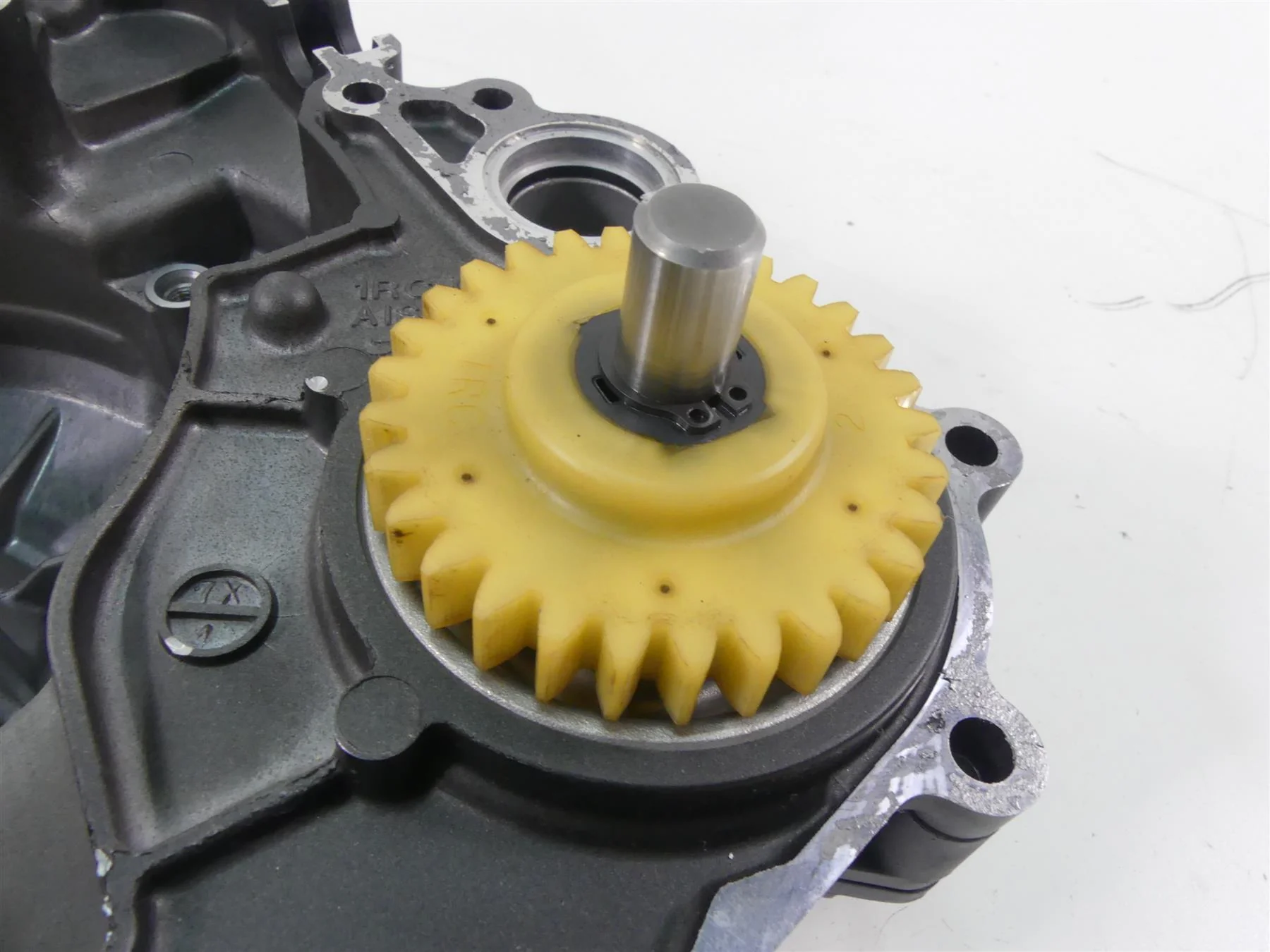 2015 Yamaha MT09 FZ09 Stator Alternator Cover & Water Pump 1RC-15411-01-00 - Image 8