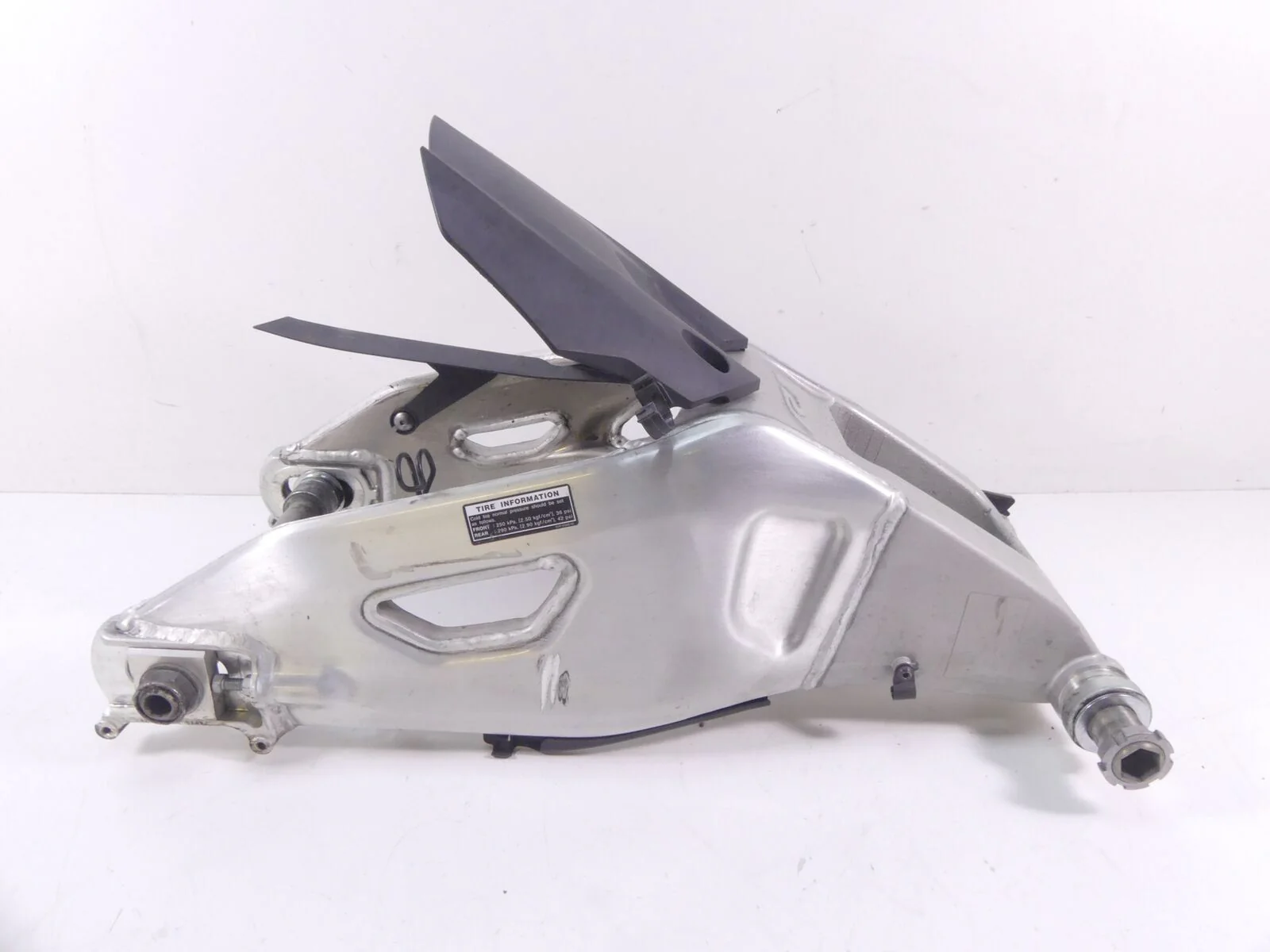 2015 Yamaha YZF-R1M Rear Swingarm Swing Arm Suspension + 28mm Axle 2CR-22110-10 - Image 2