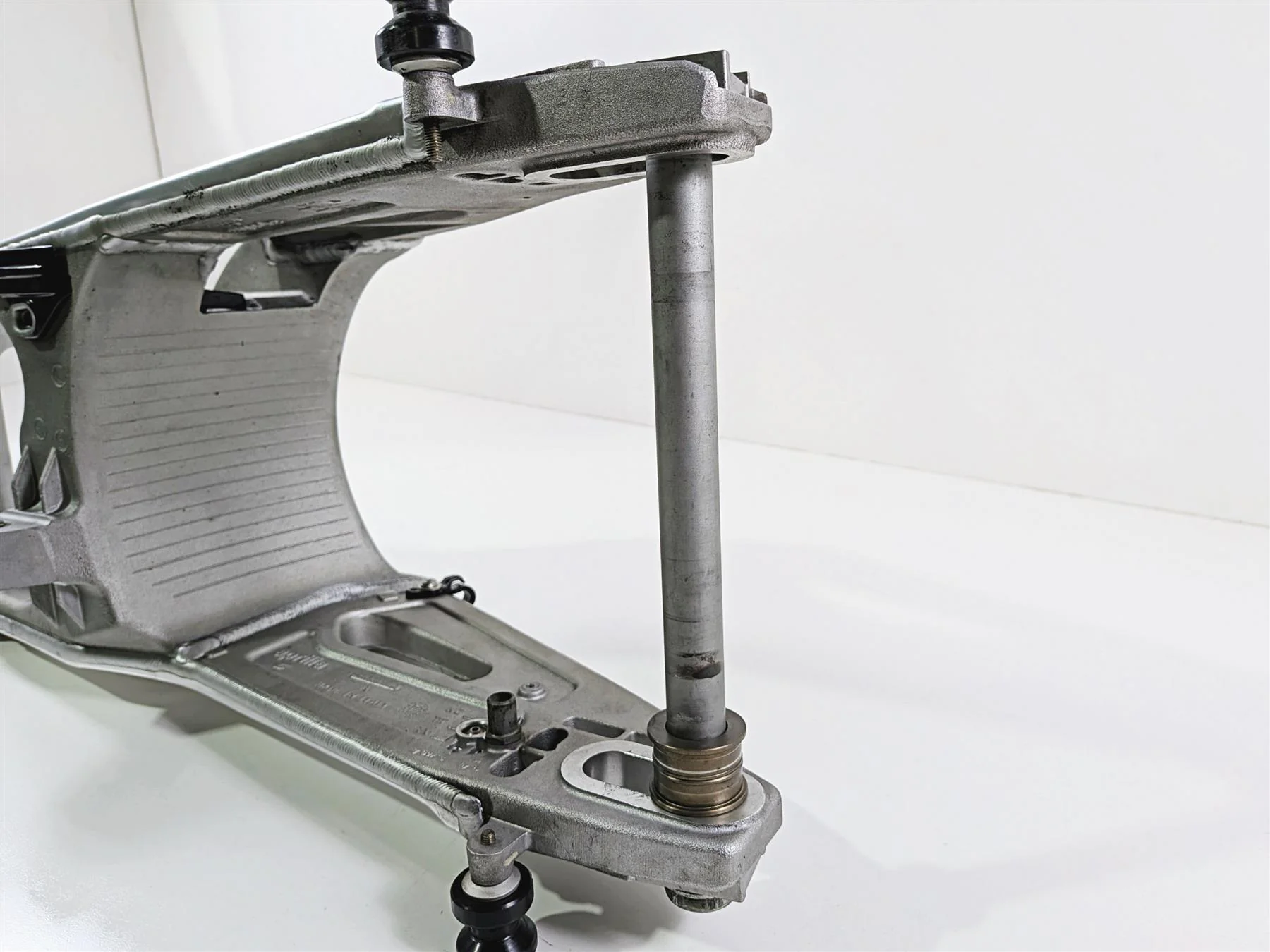 2016 Aprilia RSV 1100 Tuono V4 Factory Rear Swingarm Swing Arm & Axle 2B001289 - Image 13