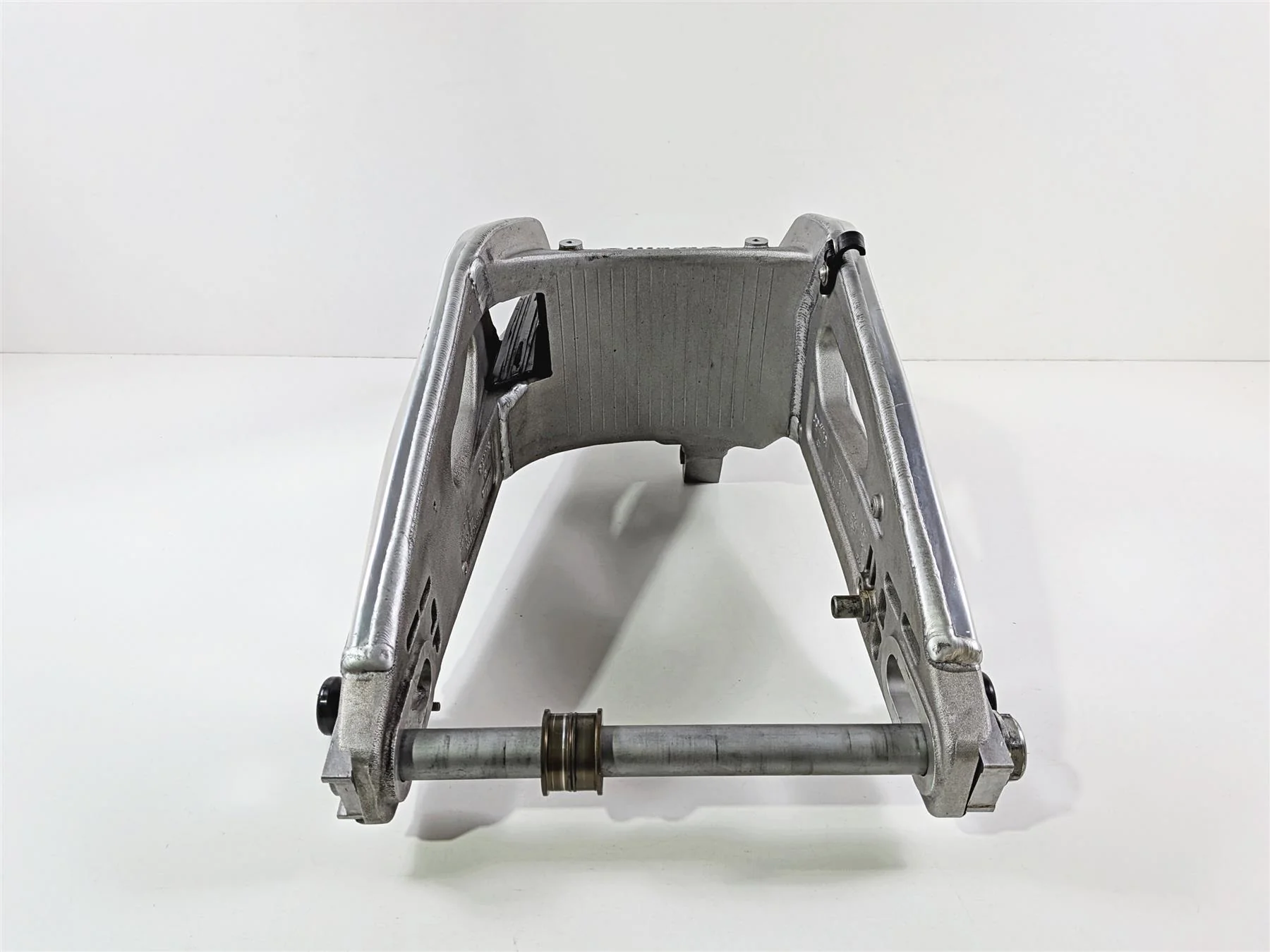 2016 Aprilia RSV 1100 Tuono V4 Factory Rear Swingarm Swing Arm & Axle 2B001289 - Image 3