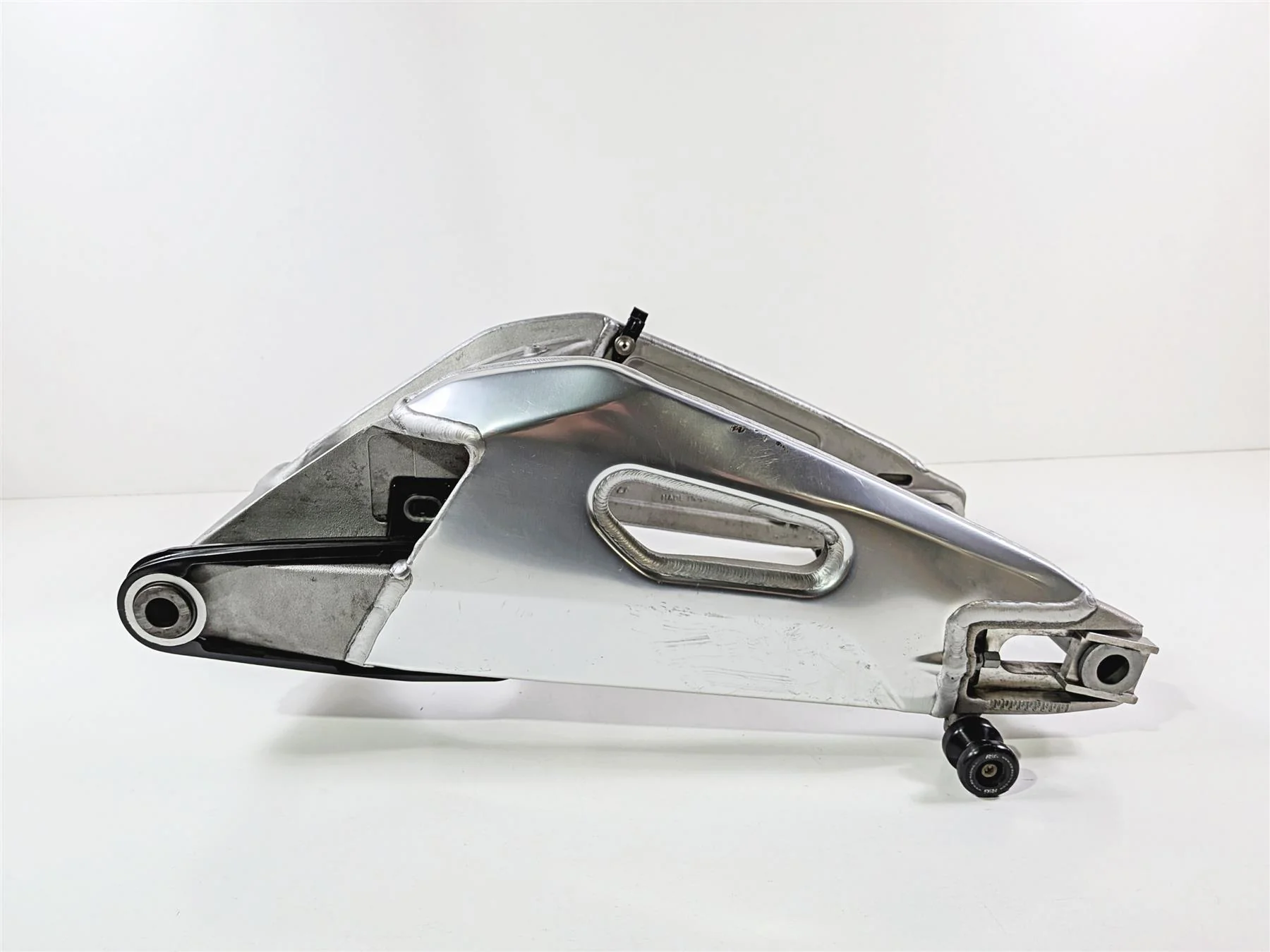 2016 Aprilia RSV 1100 Tuono V4 Factory Rear Swingarm Swing Arm & Axle 2B001289 - Image 4