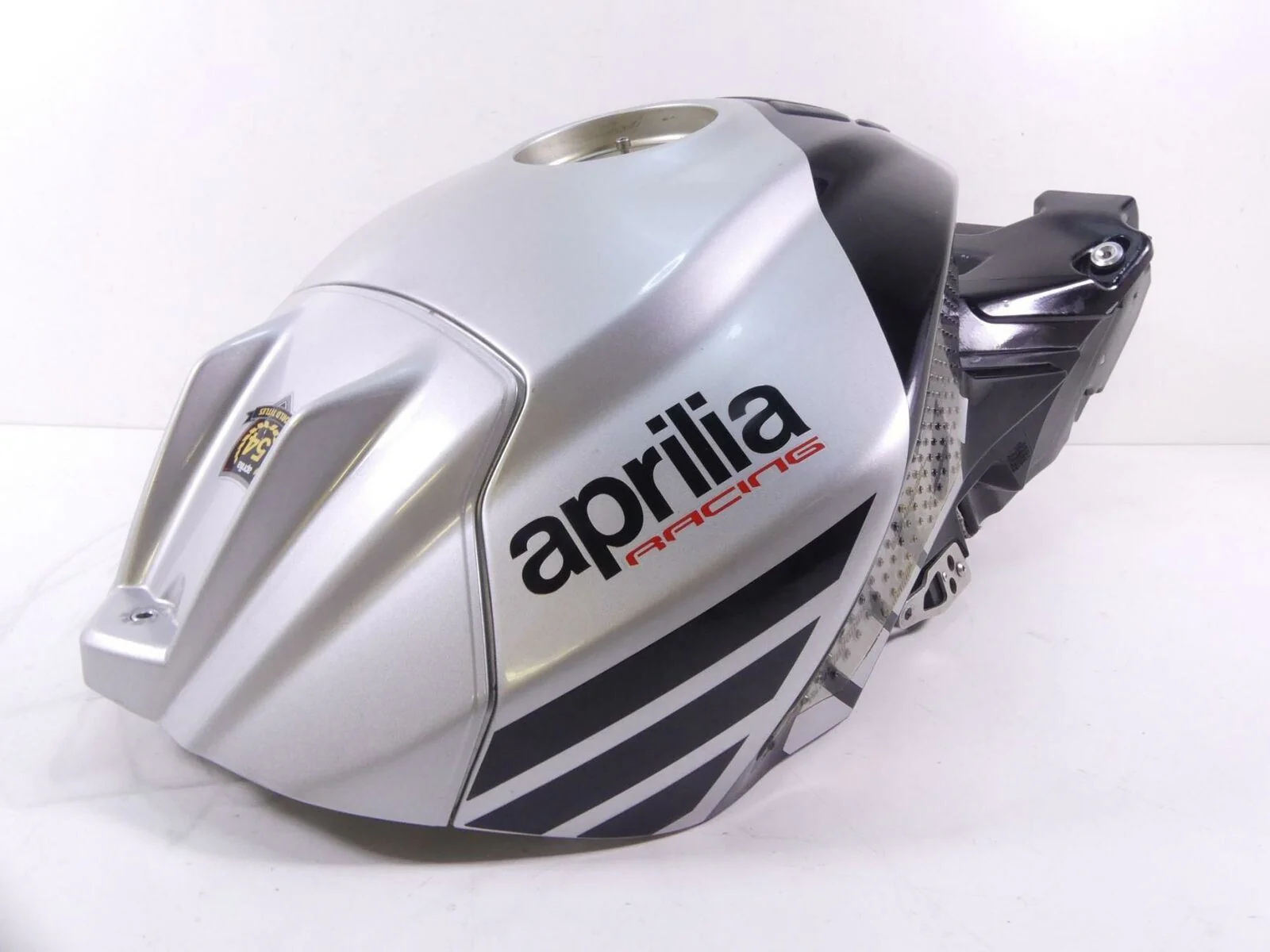 2016 Aprilia RSV 1100 Tuono V4 RR Fuel Gas Petrol Tank & Cover 2H000880000Z4 - Image 11
