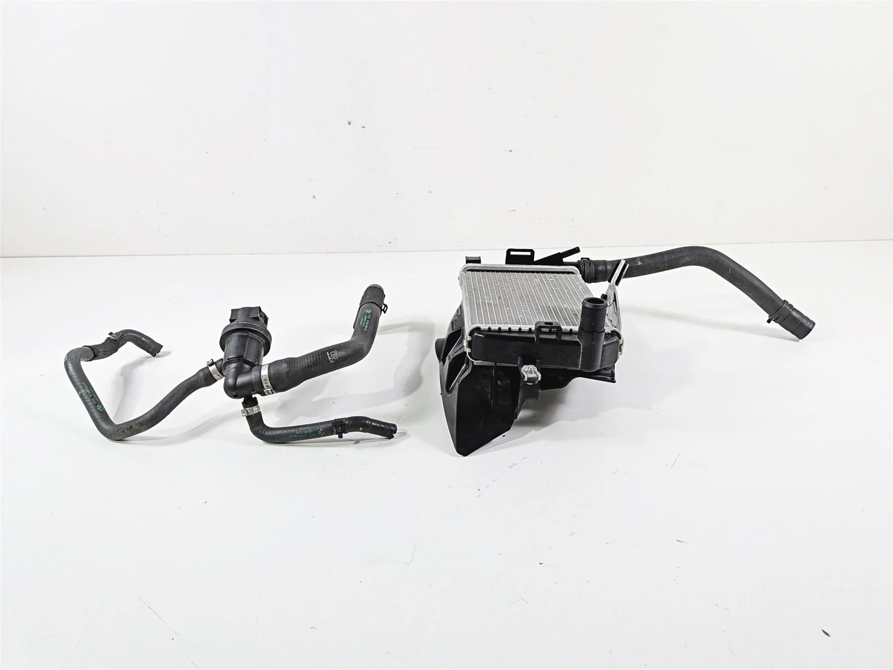 2016 BMW R1200 GS K50 Left Radiator + Thermostat & Cover 17118546408 - Image 5