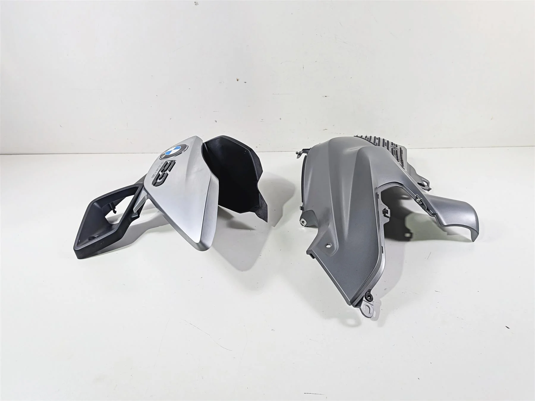 2016 BMW R1200 GS K50 Left Tank Side Main Fairing Emblem Set 46638533679 - Image 2