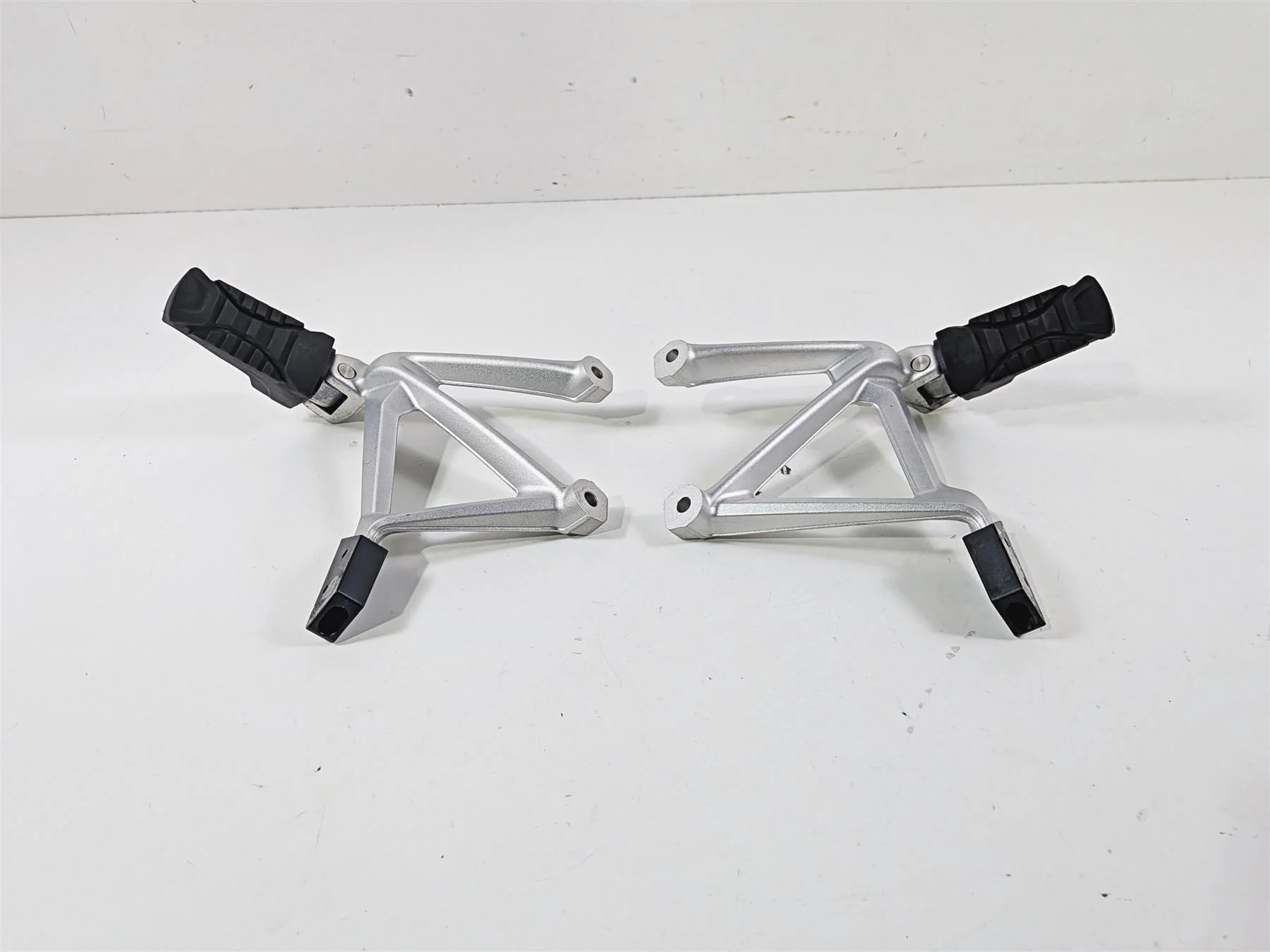 2016 BMW R1200 GS K50 Rear Passenger Footpeg Set 46718528793 46718528794 - Image 4