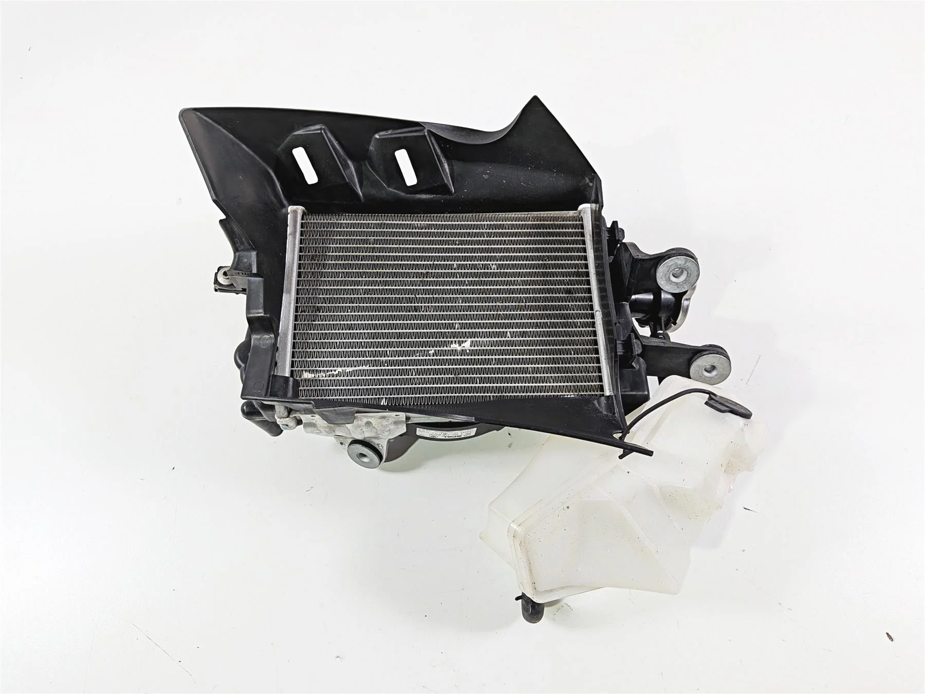 2016 BMW R1200 GS K50 Right Radiator + Reservoir Fan & Cover 17118546416 - Image 7