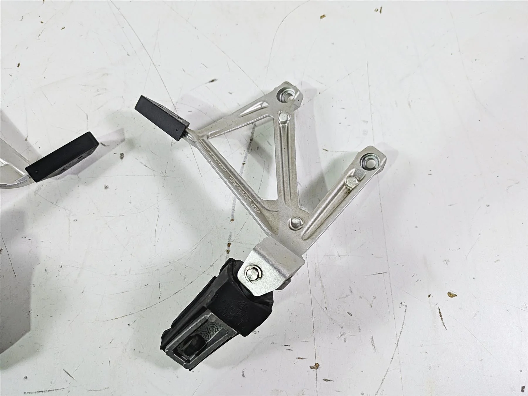 2016  BMW R1200GS GSW K50 Rear Passenger Footpeg Set  46718528793 46718528794 - Image 10