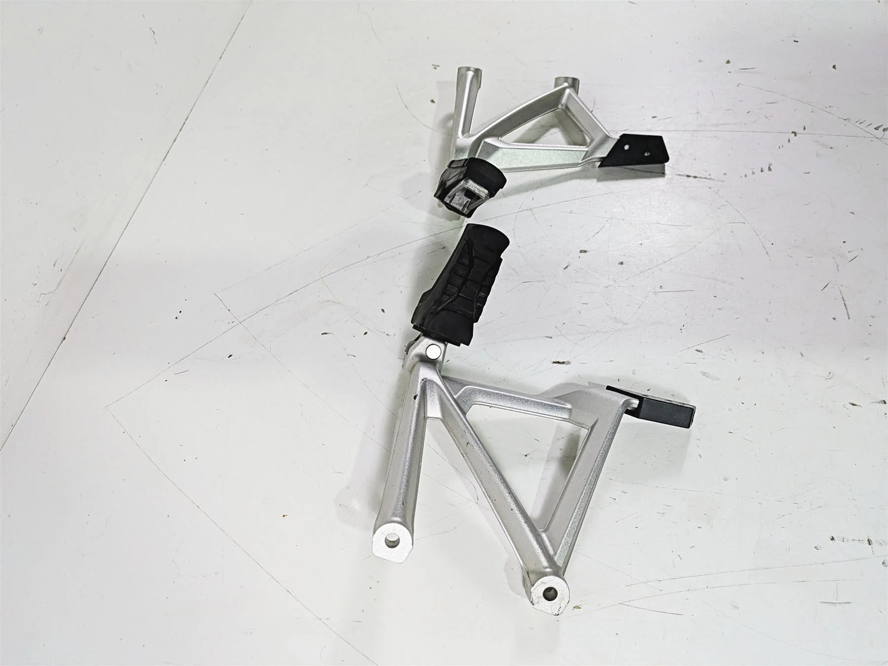 2016  BMW R1200GS GSW K50 Rear Passenger Footpeg Set  46718528793 46718528794 - Image 2