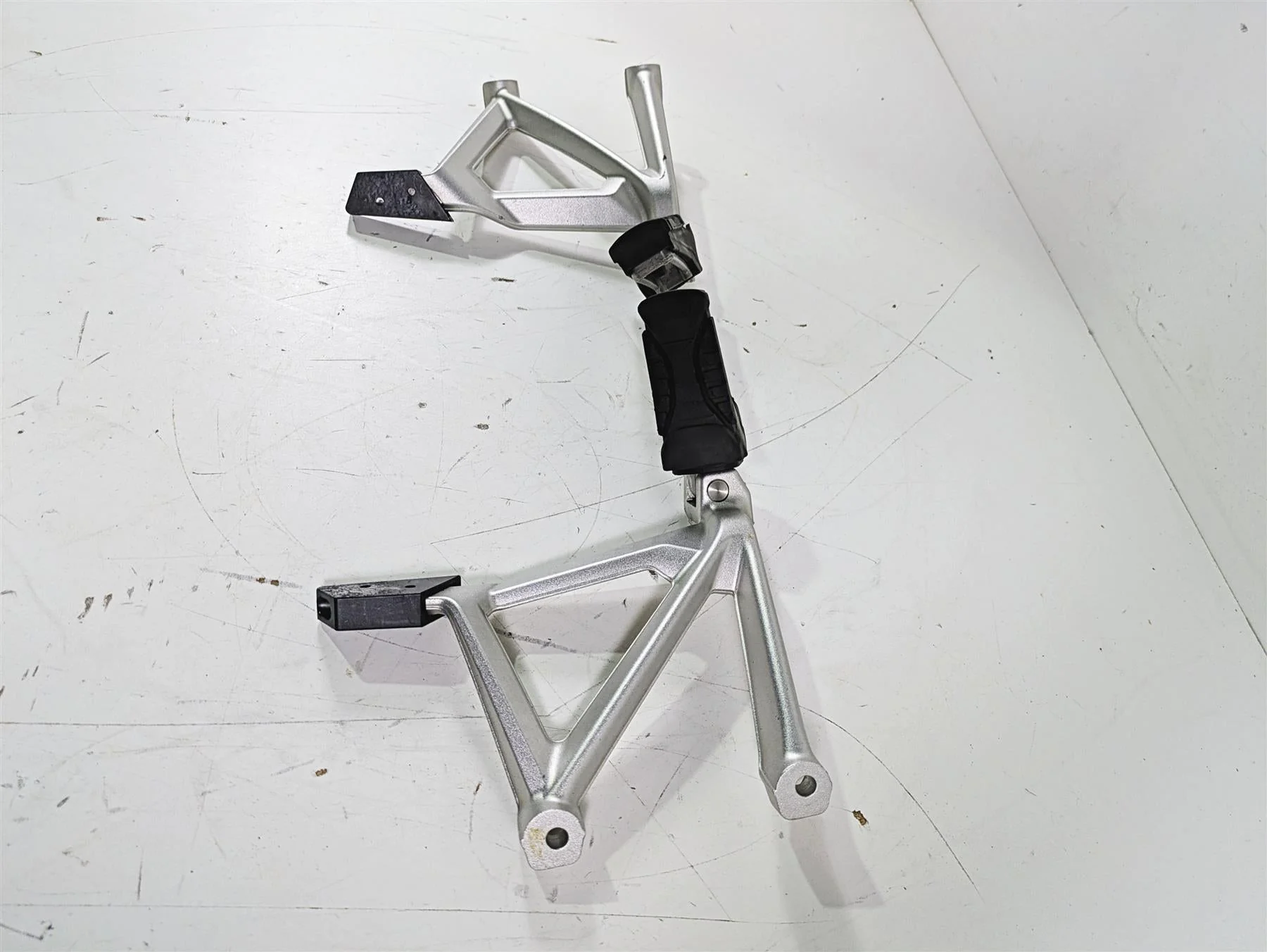 2016  BMW R1200GS GSW K50 Rear Passenger Footpeg Set  46718528793 46718528794 - Image 3