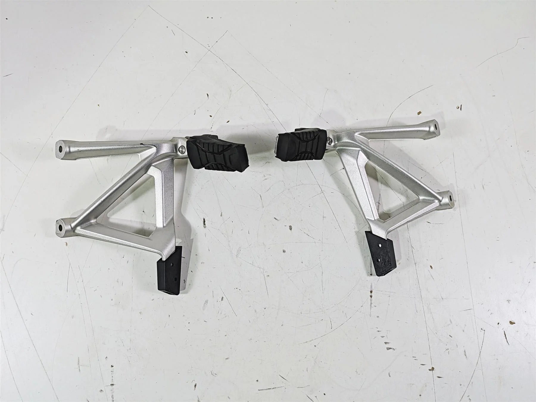 2016  BMW R1200GS GSW K50 Rear Passenger Footpeg Set  46718528793 46718528794 - Image 4
