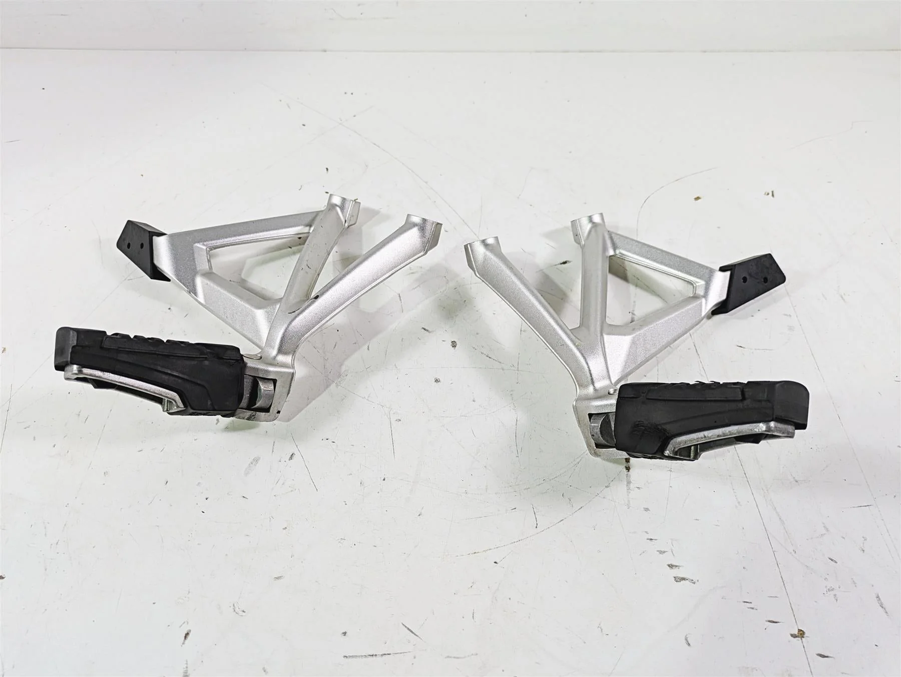 2016  BMW R1200GS GSW K50 Rear Passenger Footpeg Set  46718528793 46718528794 - Image 8