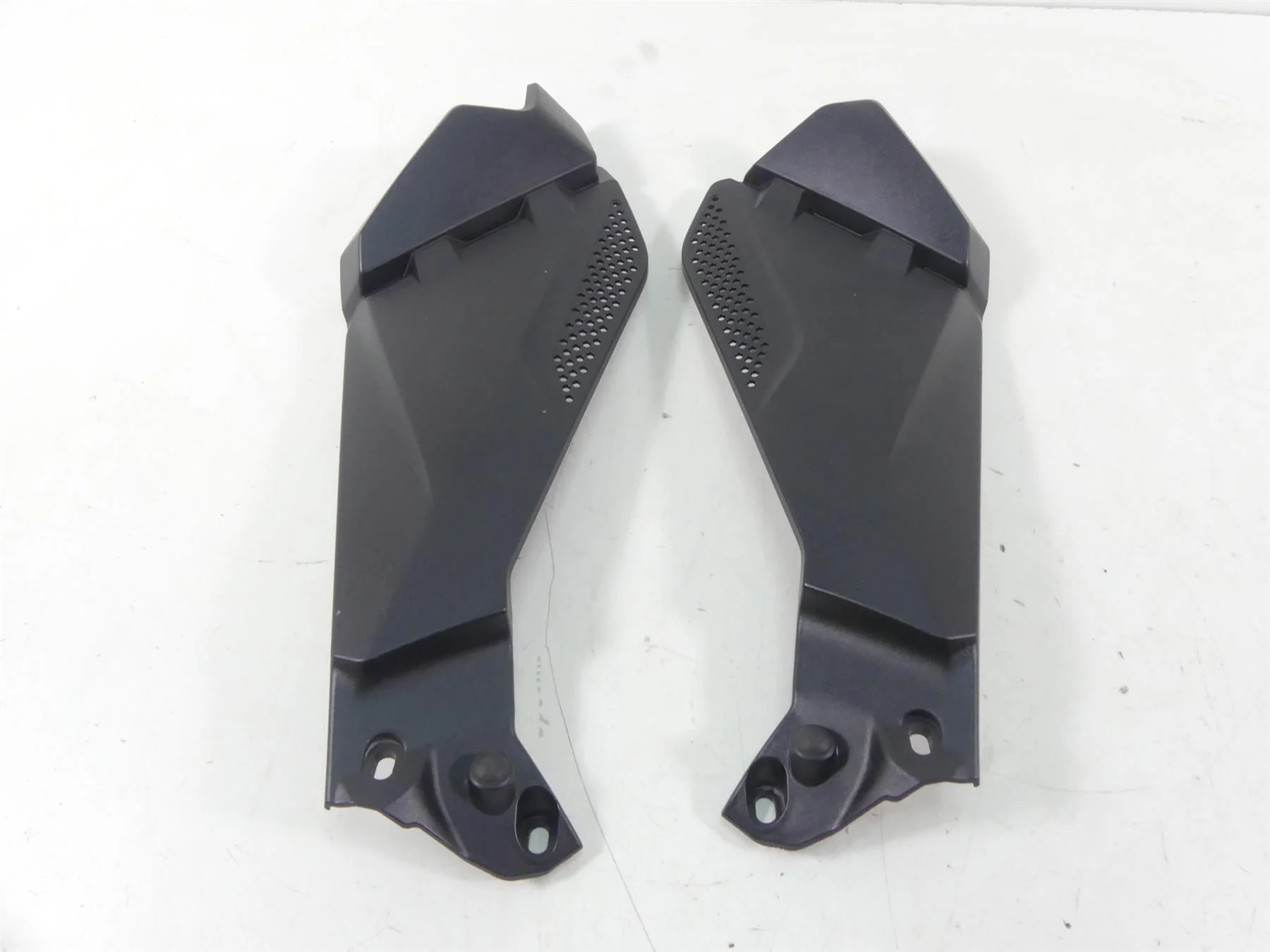 2016 BMW R1200GS K50 Lower Side Cover Fairing Panel Cowl Set 46638528676 - Image 2