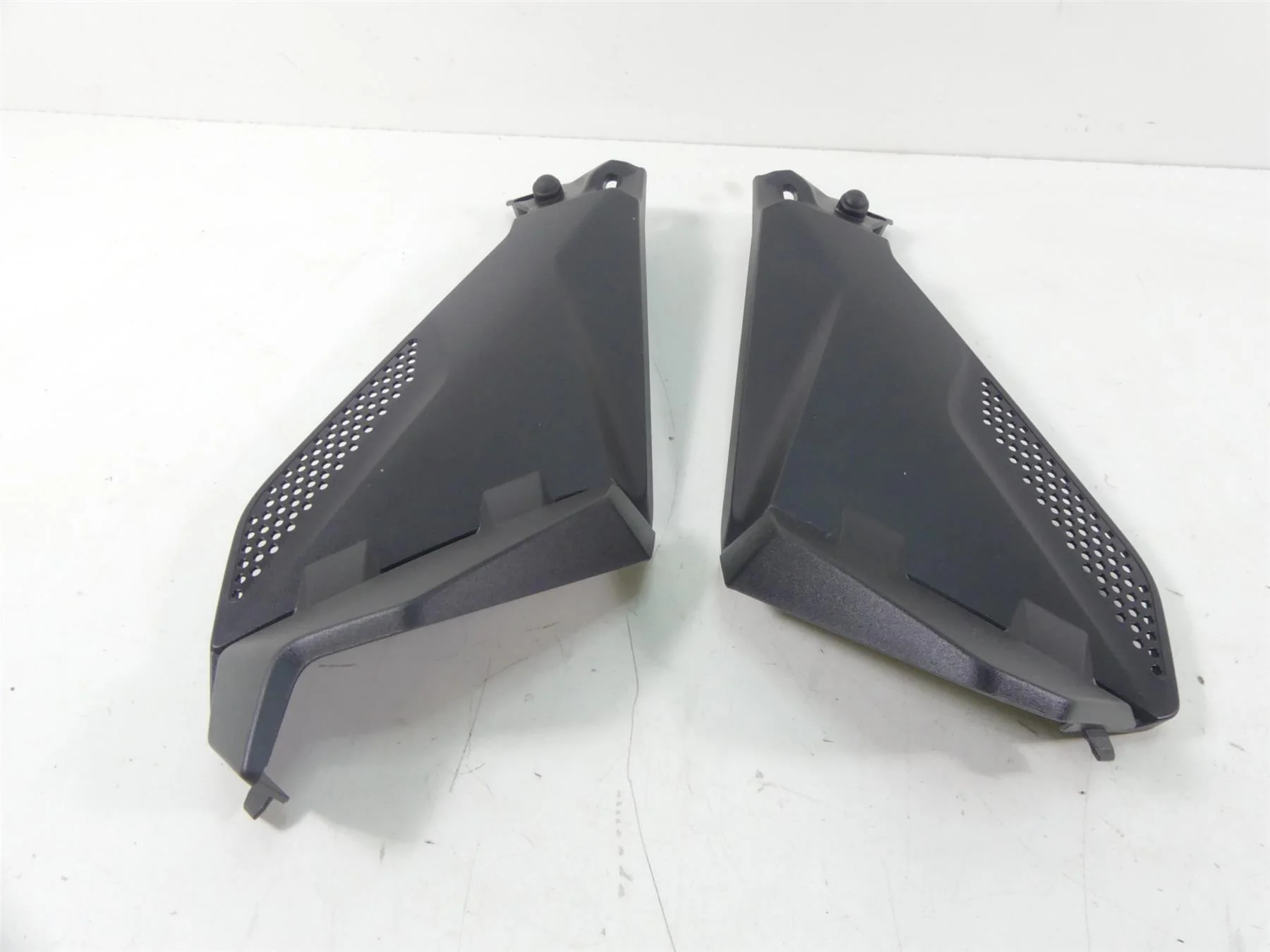 2016 BMW R1200GS K50 Lower Side Cover Fairing Panel Cowl Set 46638528676 - Image 3