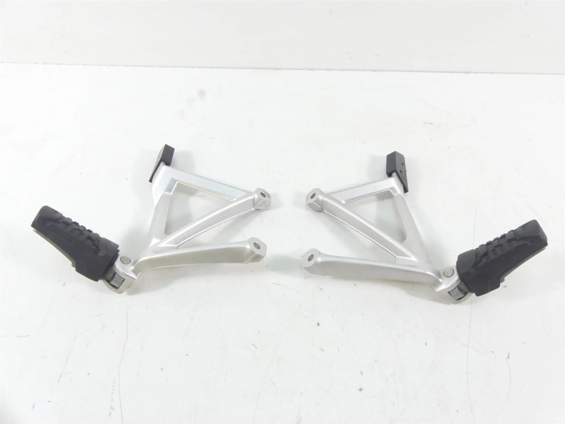 2016 BMW R1200GS K50 Rear Passenger Footpeg Footrest Set 46718528793 46718528794