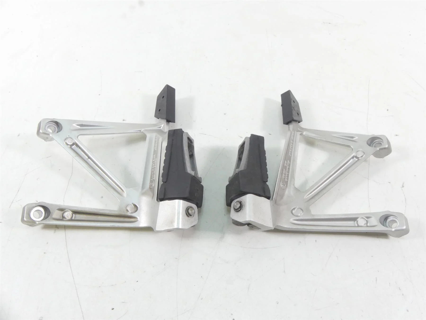 2016 BMW R1200GS K50 Rear Passenger Footpeg Footrest Set 46718528793 46718528794 - Image 6
