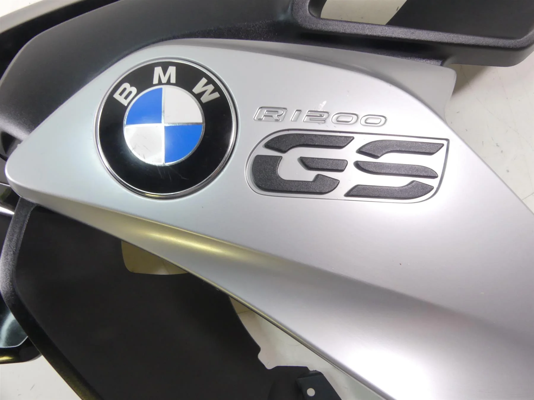 2016 BMW R1200GS K50 Right Side Fuel Tank Side Cover Fairing Set 46638533680 - Image 7
