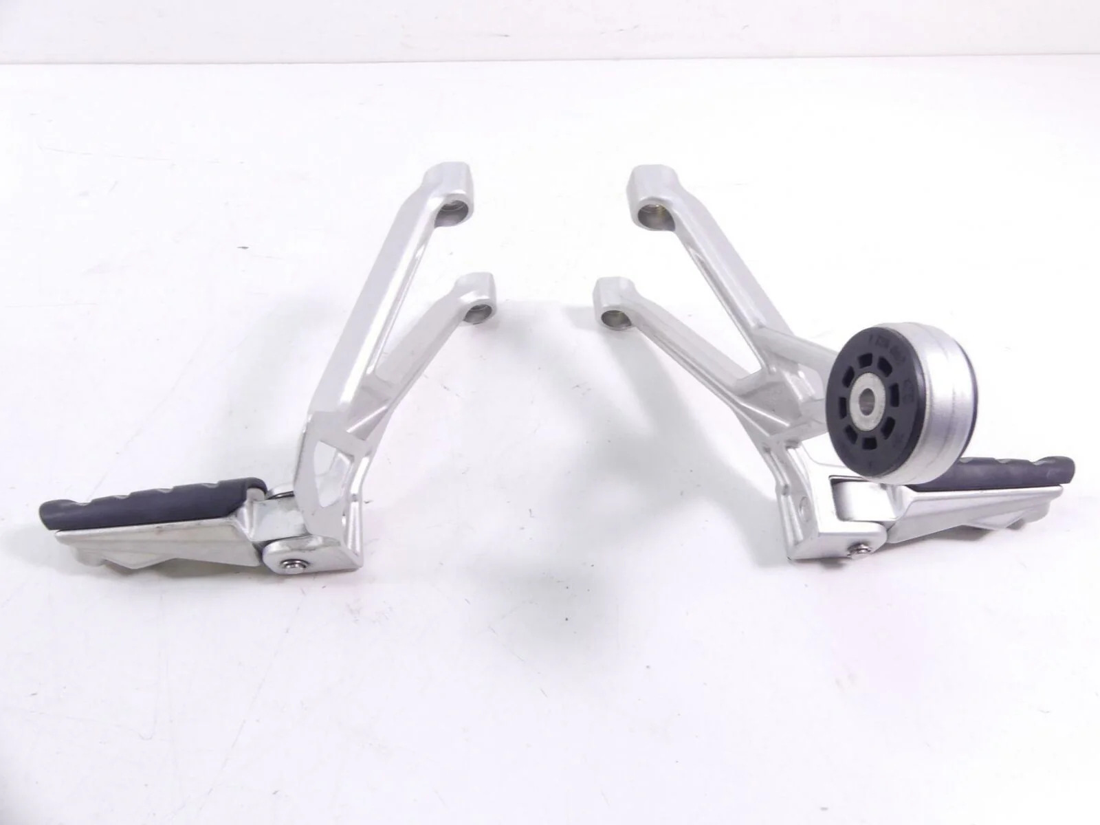 2016 BMW R1200R K53 Passenger Footpeg Foot Peg Set 46718540798 46718540799