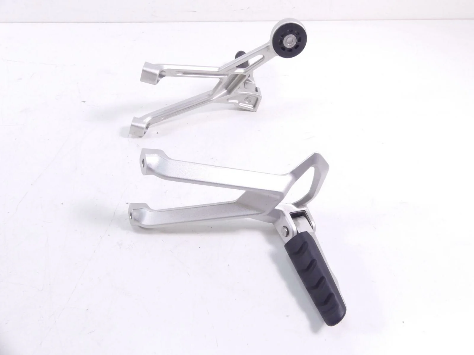 2016 BMW R1200R K53 Passenger Footpeg Foot Peg Set 46718540798 46718540799 - Image 3
