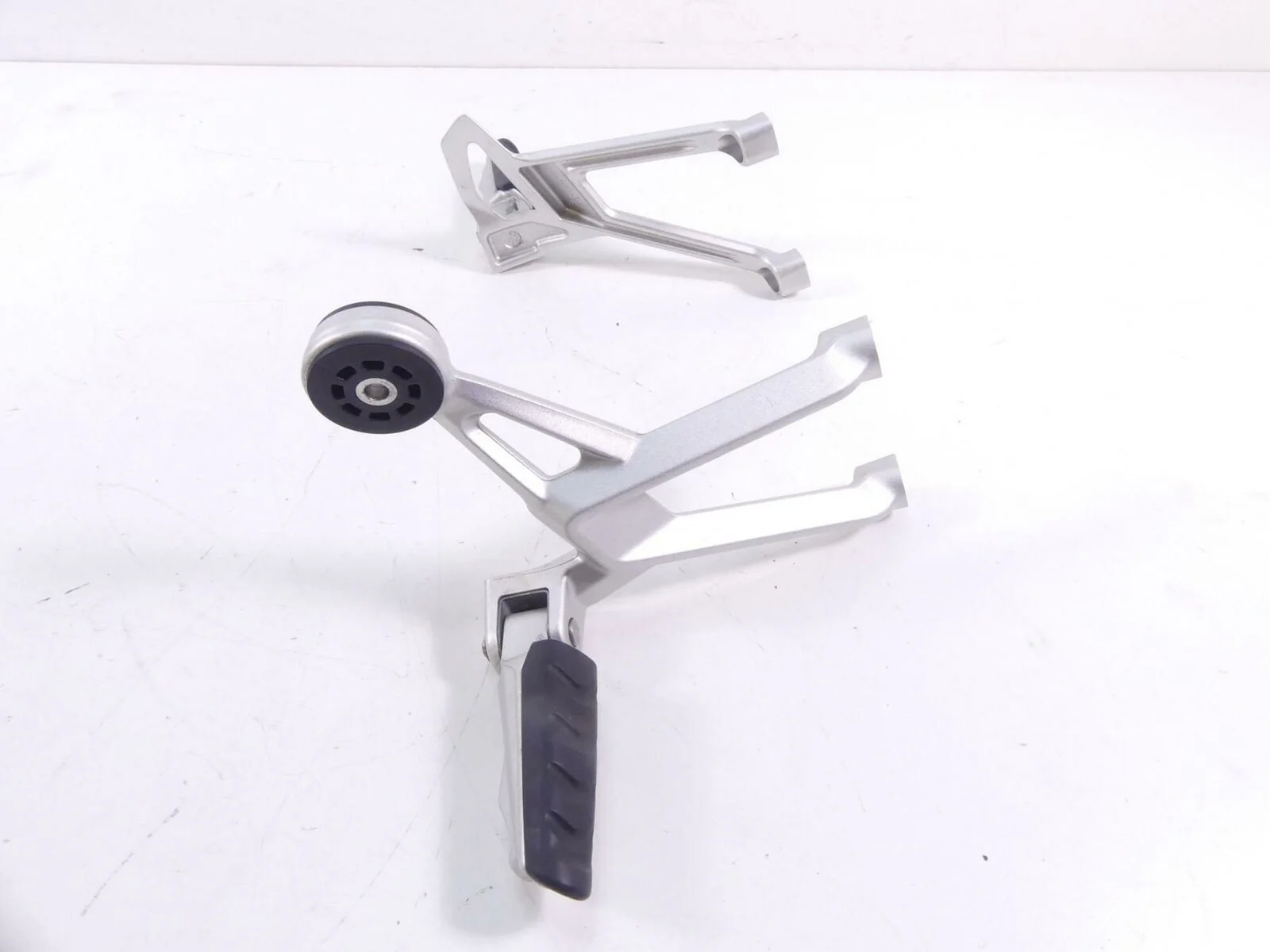 2016 BMW R1200R K53 Passenger Footpeg Foot Peg Set 46718540798 46718540799 - Image 4