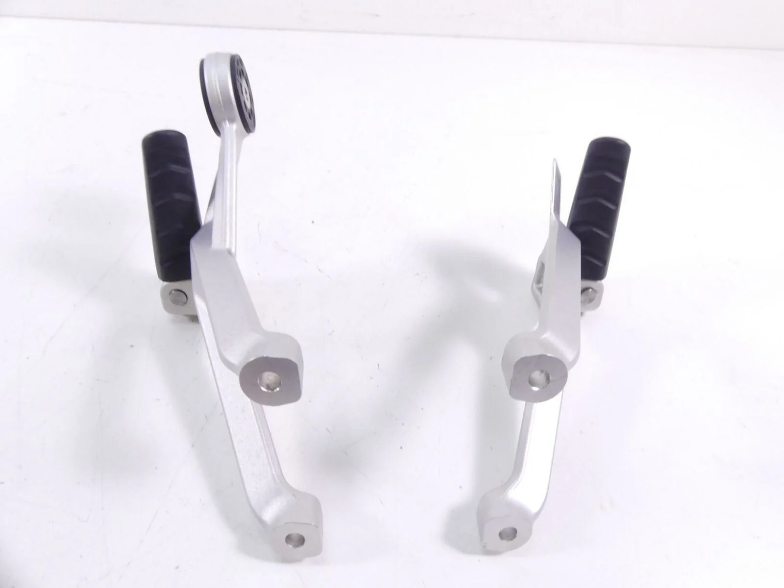 2016 BMW R1200R K53 Passenger Footpeg Foot Peg Set 46718540798 46718540799 - Image 5