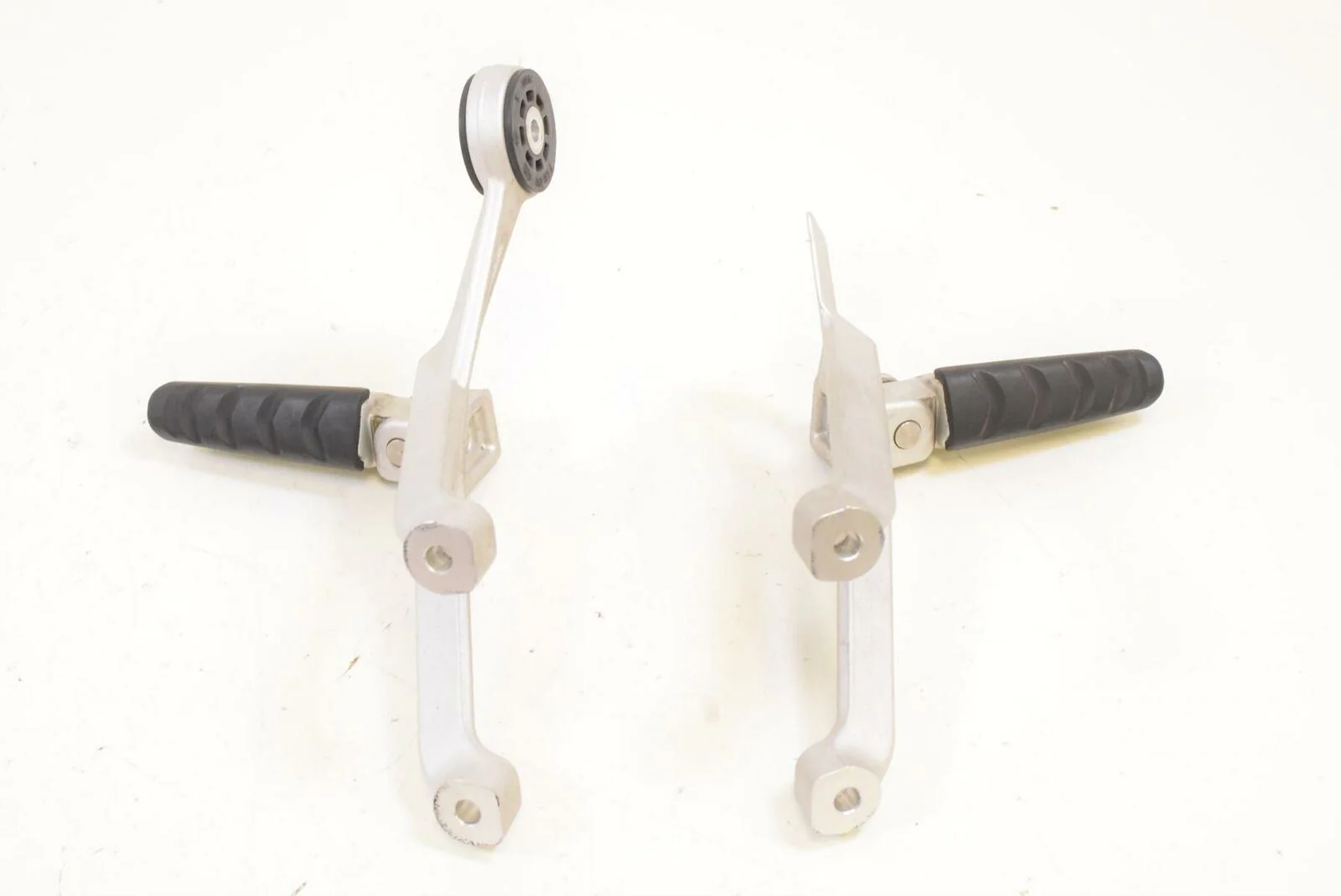 2016 BMW R1200R R1200 R K53 Passenger Footpeg Foot Peg Rest SET 46718540799 - Image 2