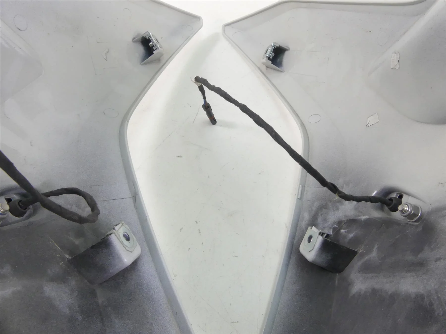2016 BMW R1200RS K54  Between Leg Side Fairing Cover Set 46638545319 46638545320 - Image 6