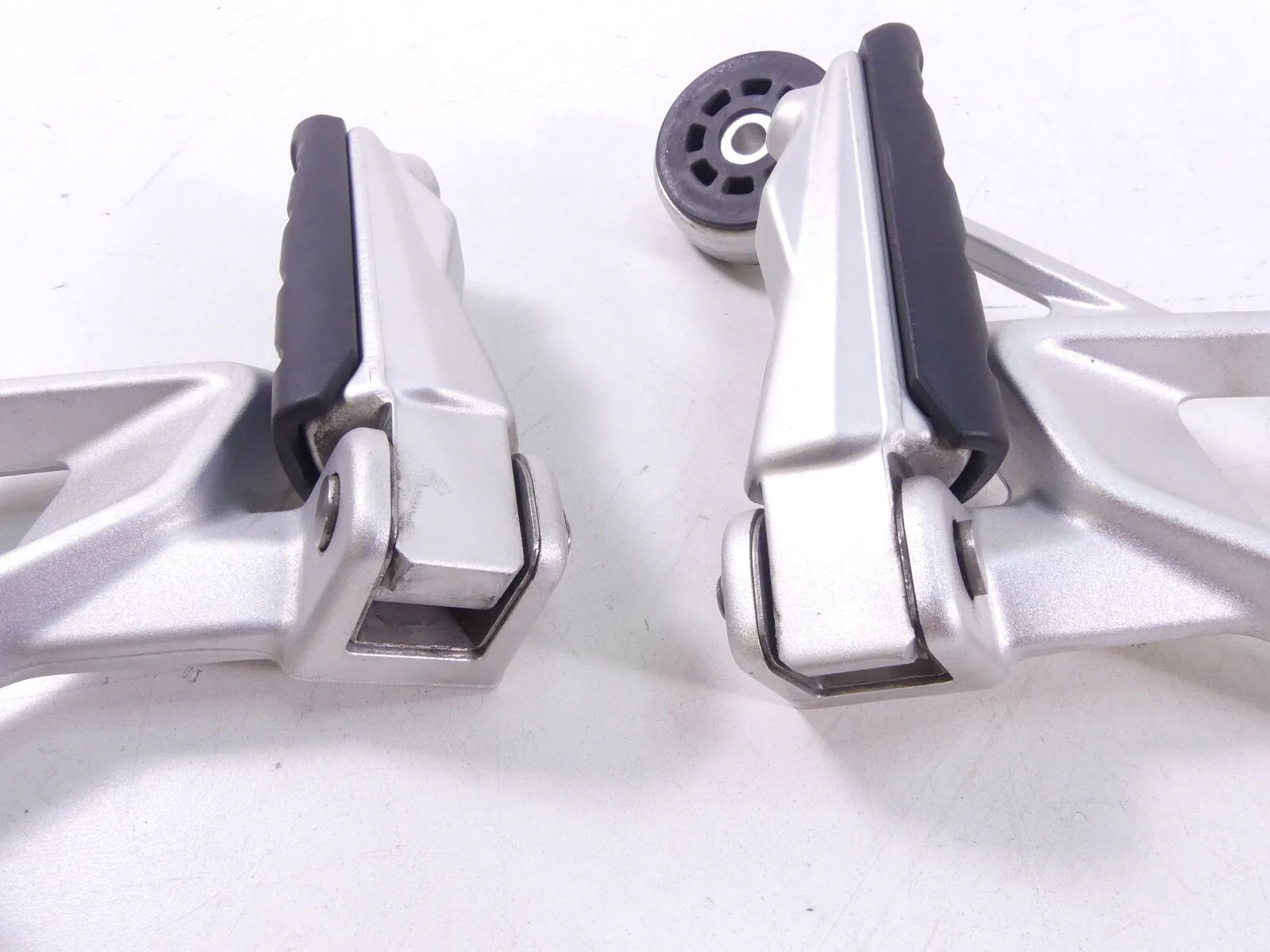 2016 BMW R1200RS K54 Passenger Footpeg Foot Peg Rest Set 46718540798 46718540799 - Image 6