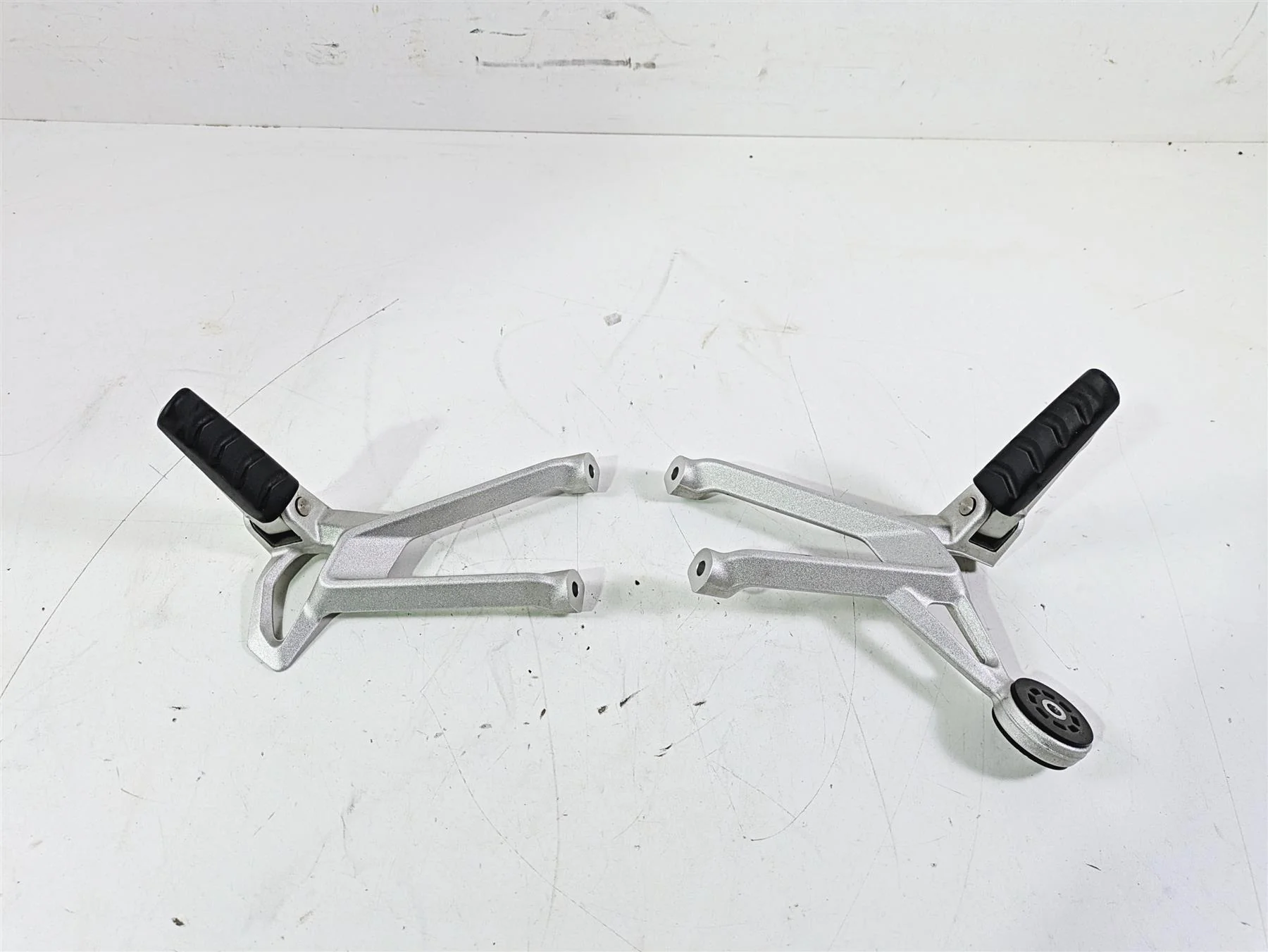 2016 BMW R1200RS K54 Passenger Footpeg Foot Peg Set 46718540798 46718540799 - Image 11