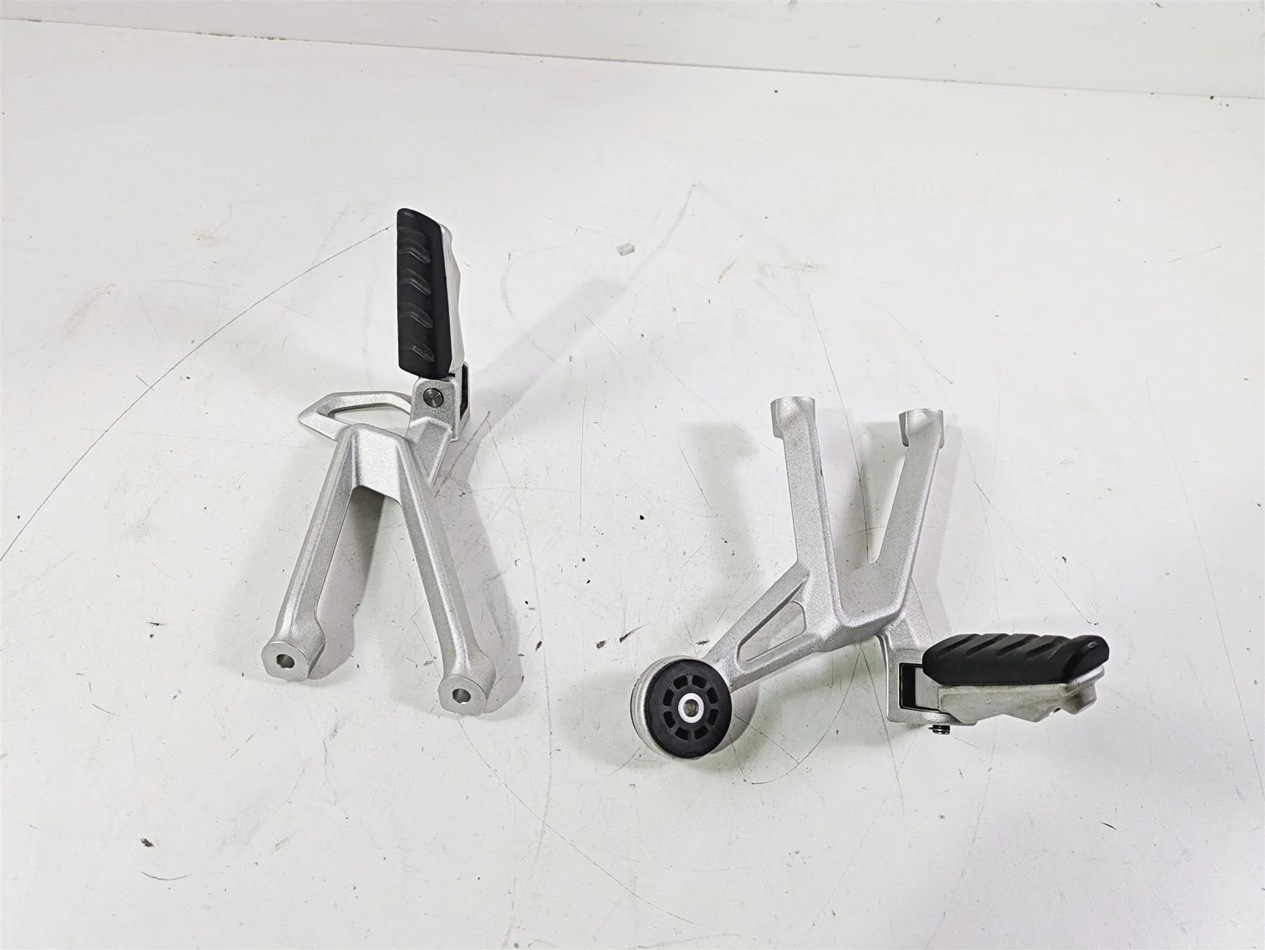 2016 BMW R1200RS K54 Passenger Footpeg Foot Peg Set 46718540798 46718540799 - Image 12