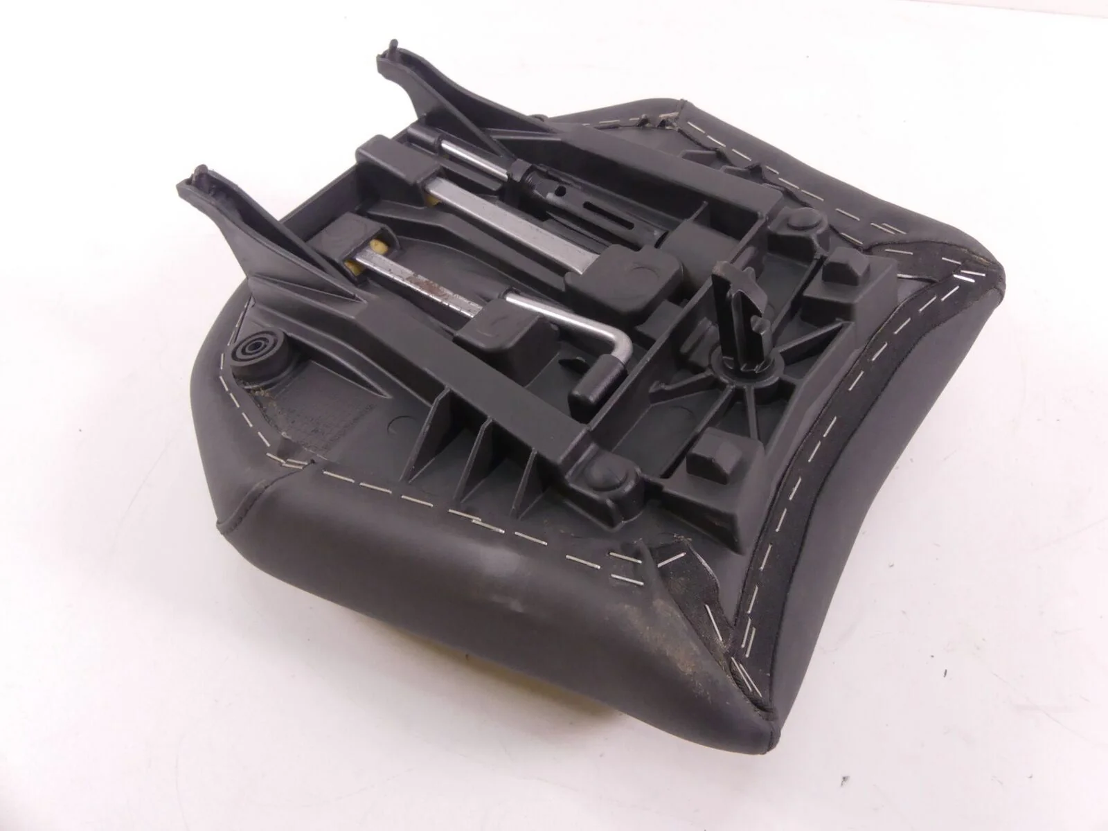 2016 BMW R1200RS K54 Rear Passenger Pillion Seat Saddle + Tools 52538550756 - Image 7