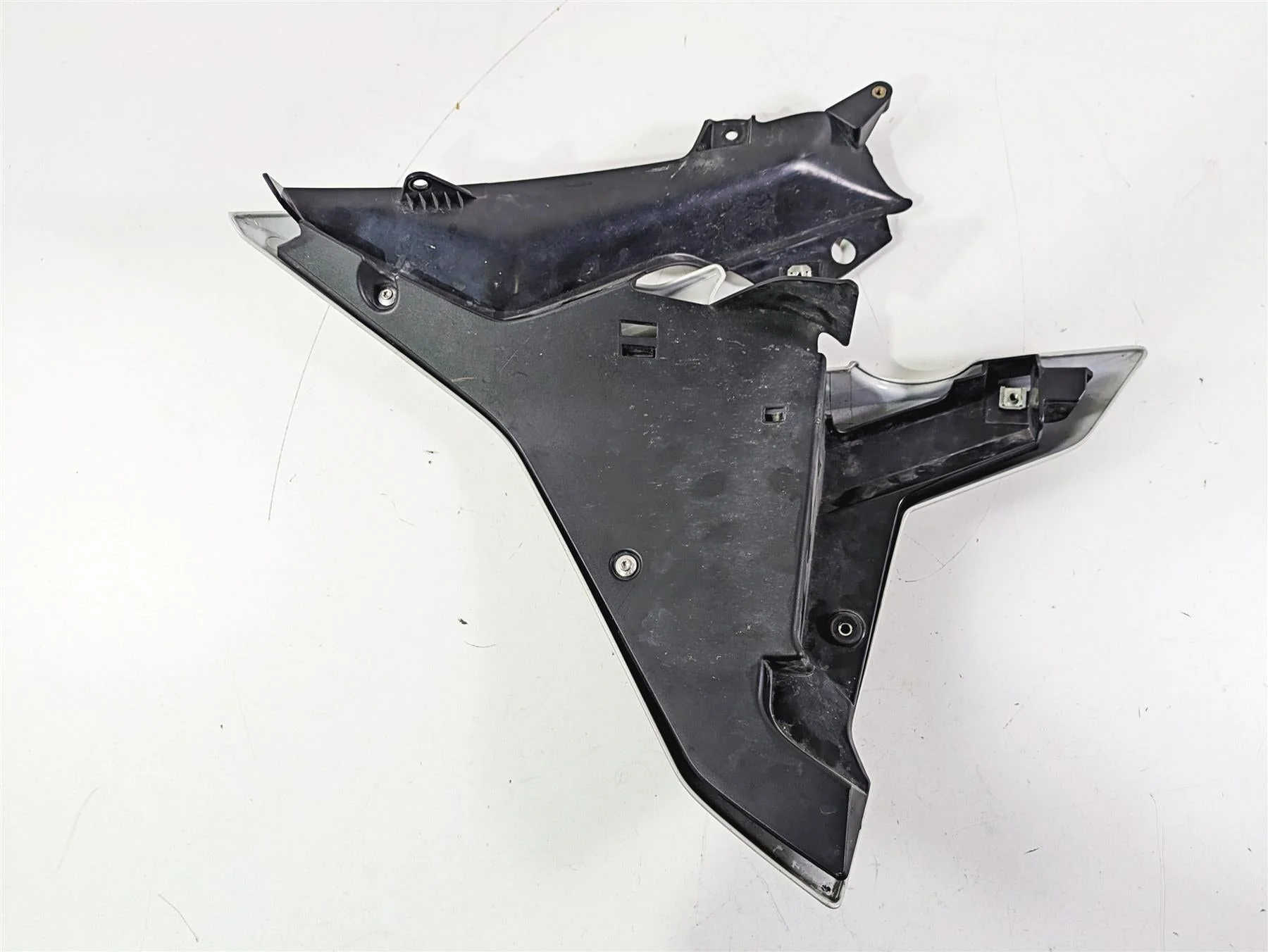 2016 BMW R1200RS K54 Right Main Radiator Fairing Cover Lightgray 46638556736 - Image 6