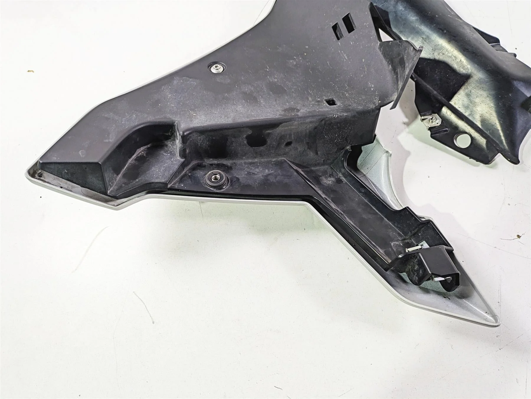 2016 BMW R1200RS K54 Right Main Radiator Fairing Cover Lightgray 46638556736 - Image 7