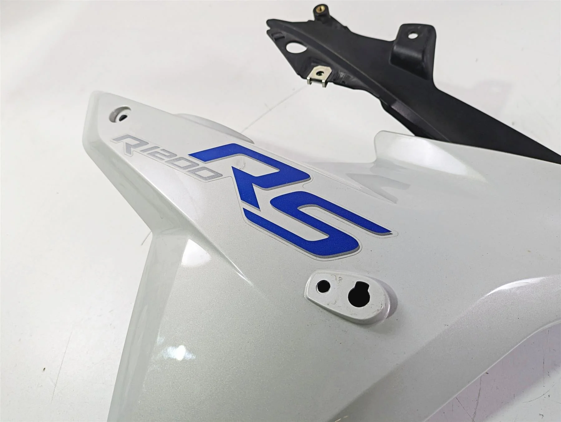 2016 BMW R1200RS K54 Right Main Radiator Fairing Cover Lightgray 46638556736 - Image 9