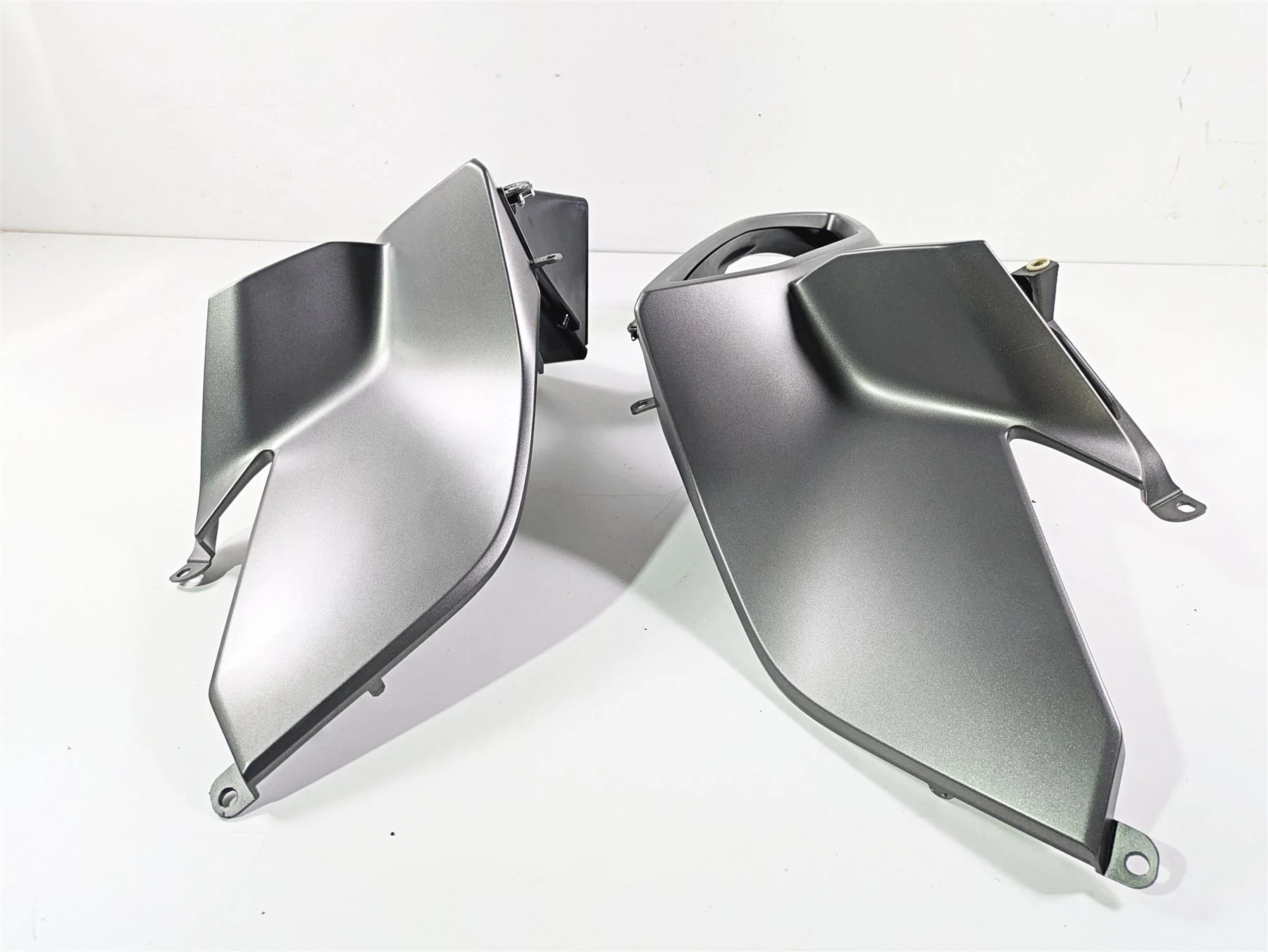 2016 BMW R1200RT K52 Left Right Intake Fairing Cover Set 46638533582 46638529381 - Image 4