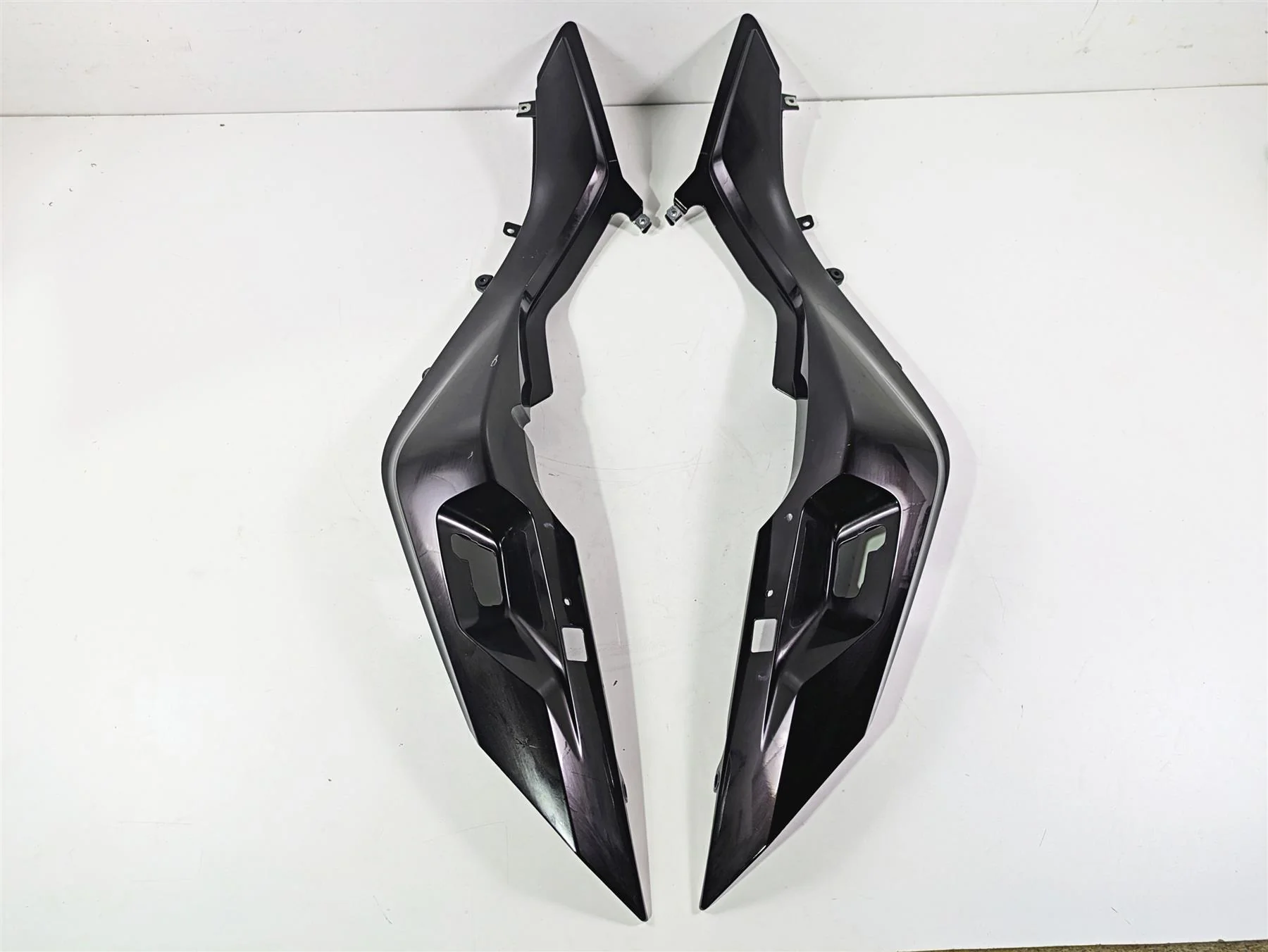 2016 BMW R1200RT K52 Tail Side Cover Fairing Set 46638533567 46638533568 - Image 2
