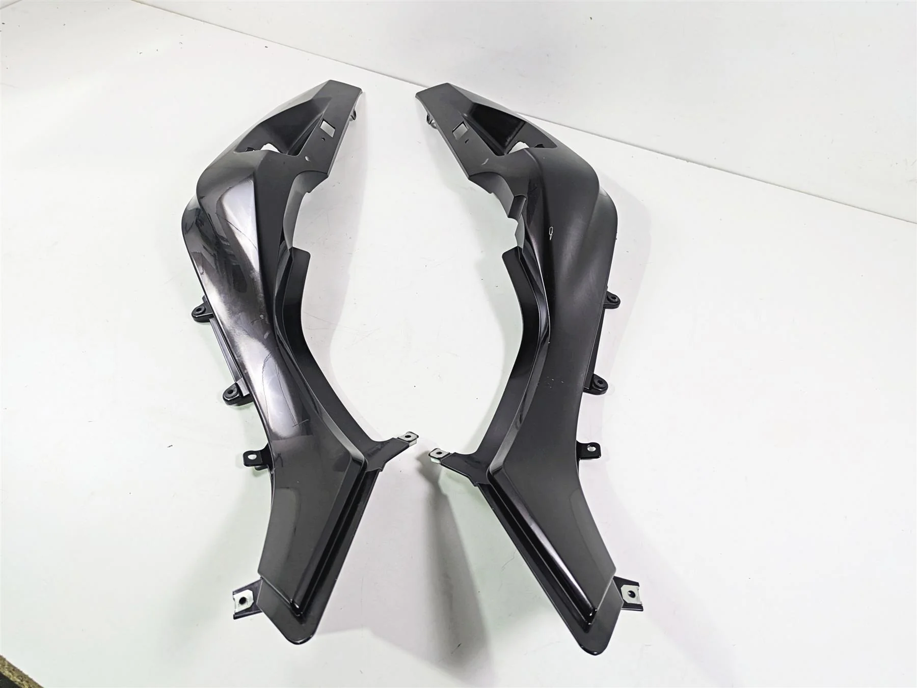 2016 BMW R1200RT K52 Tail Side Cover Fairing Set 46638533567 46638533568 - Image 4