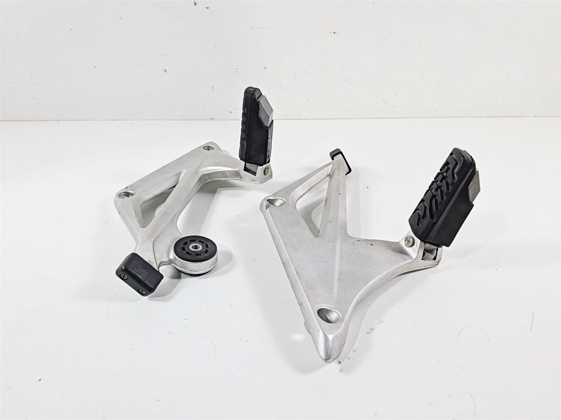 2016 BMW R1200RT RT RTW K52 Passenger Foot Peg Rest Set 46718534789 46718534790 - Image 3