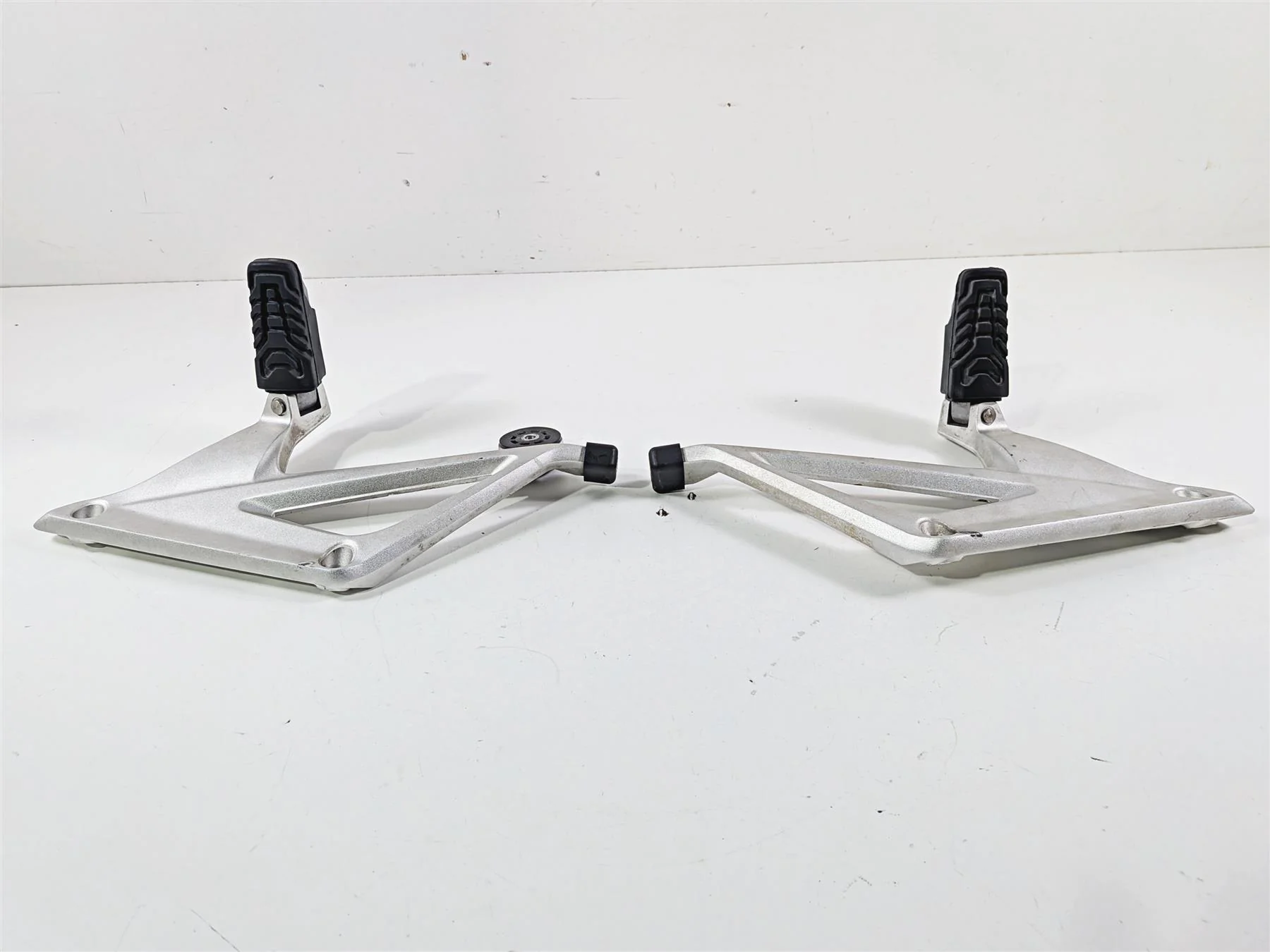 2016 BMW R1200RT RT RTW K52 Passenger Foot Peg Rest Set 46718534789 46718534790 - Image 4