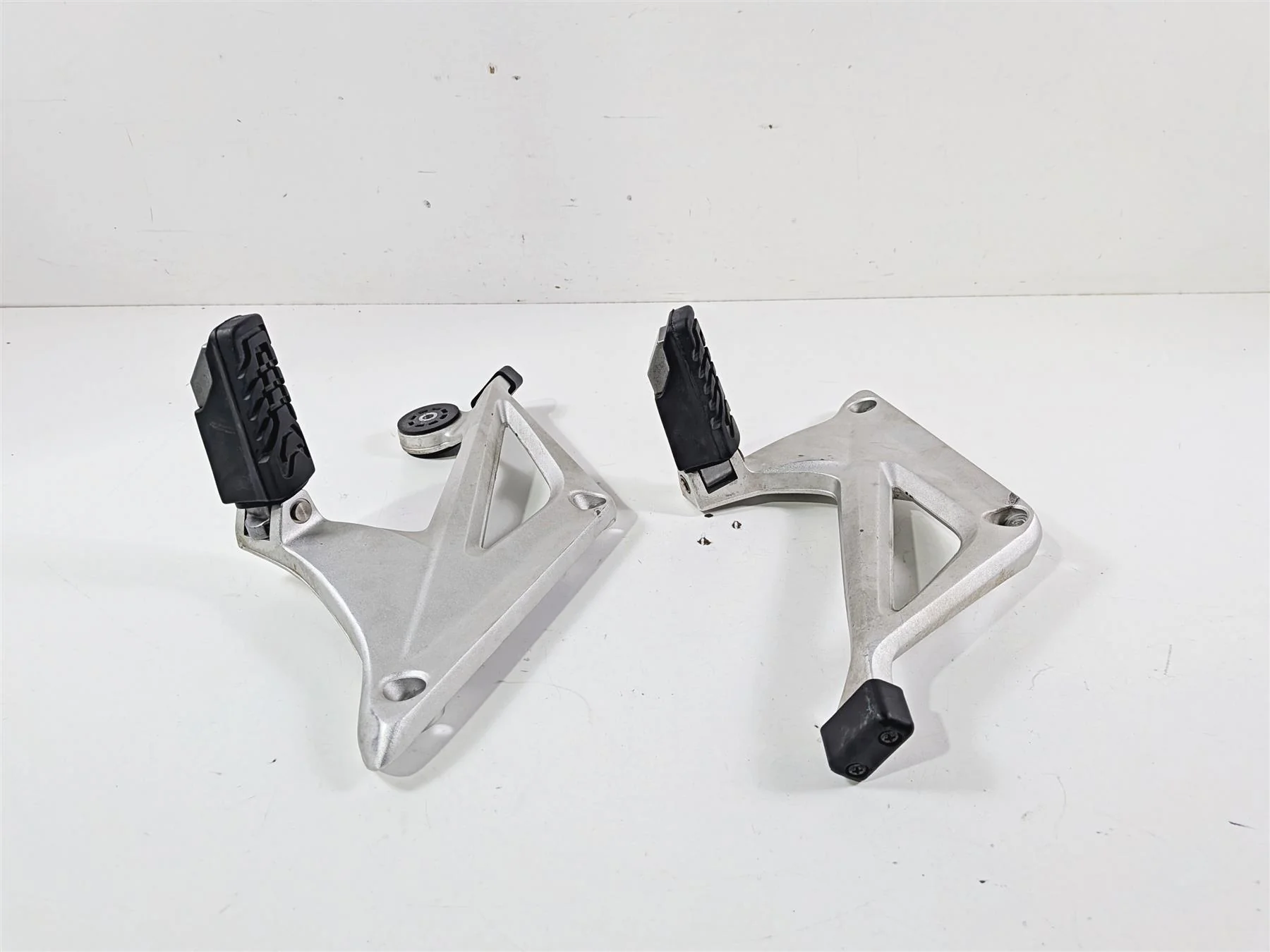 2016 BMW R1200RT RT RTW K52 Passenger Foot Peg Rest Set 46718534789 46718534790 - Image 5