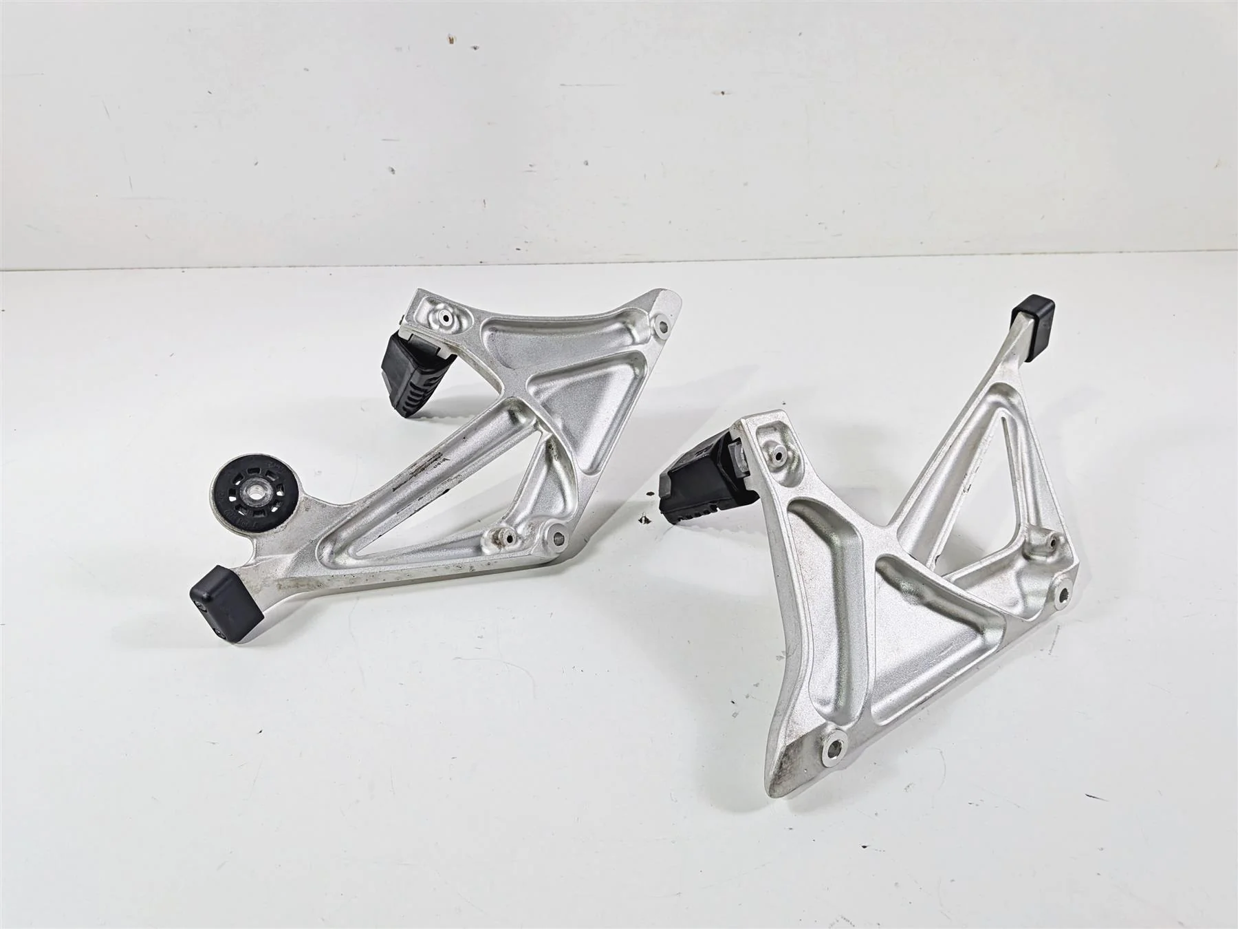2016 BMW R1200RT RT RTW K52 Passenger Foot Peg Rest Set 46718534789 46718534790 - Image 6