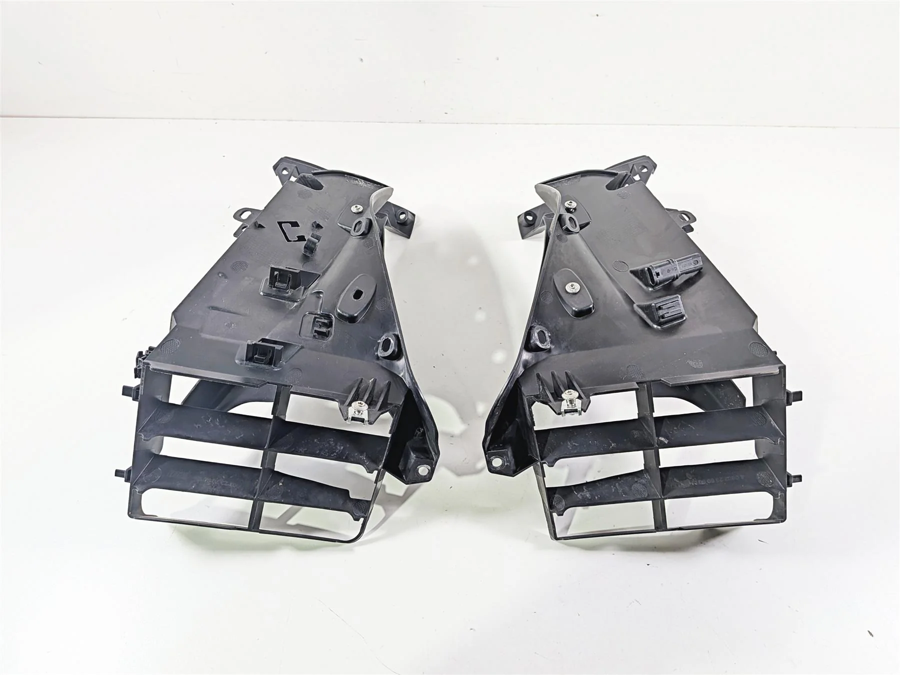 2016 BMW R1200RT RT RTW K52 Radiator Inlet Cover Fairing Shroud 46637728668 - Image 7